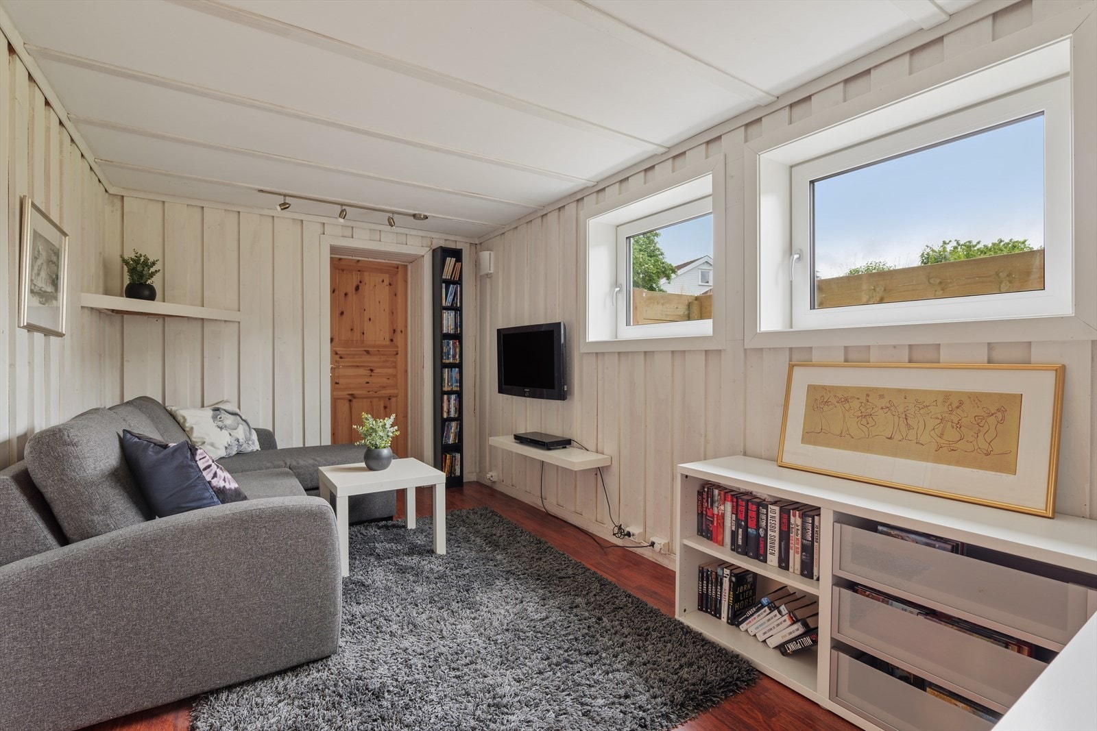 Det ene soverommet nede er i dag innredet og benyttet som stue. Galleribilde