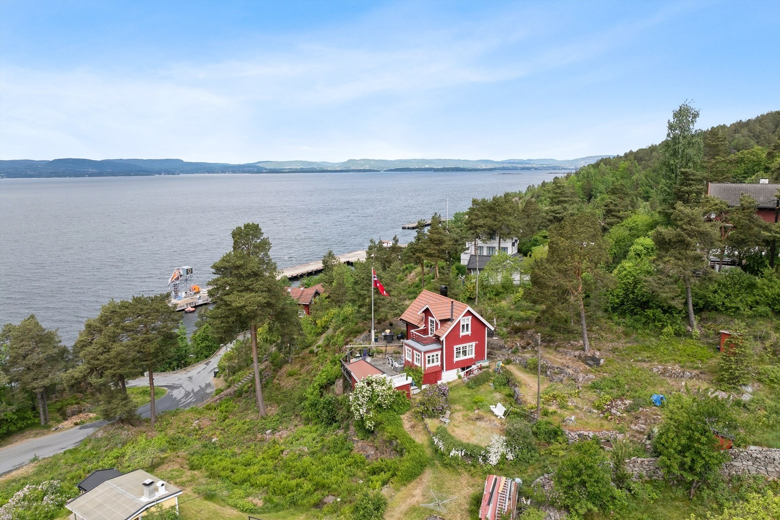 Romslig og svært pent opparbeidet eiendom som er høytliggende og har en panoramautsikt over fjorden Galleribilde