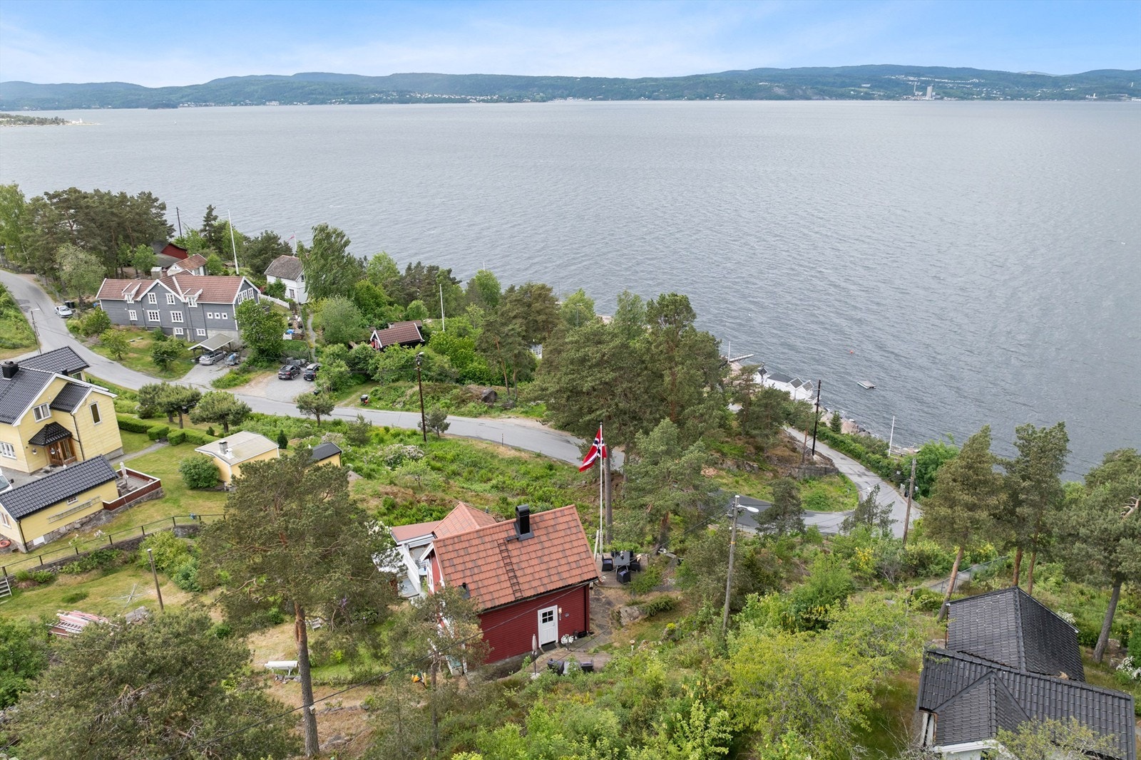 Kun en kort spasertur unna ligger Svedstad brygge -hvor det medfølger badehus til eiendommen. Galleribilde