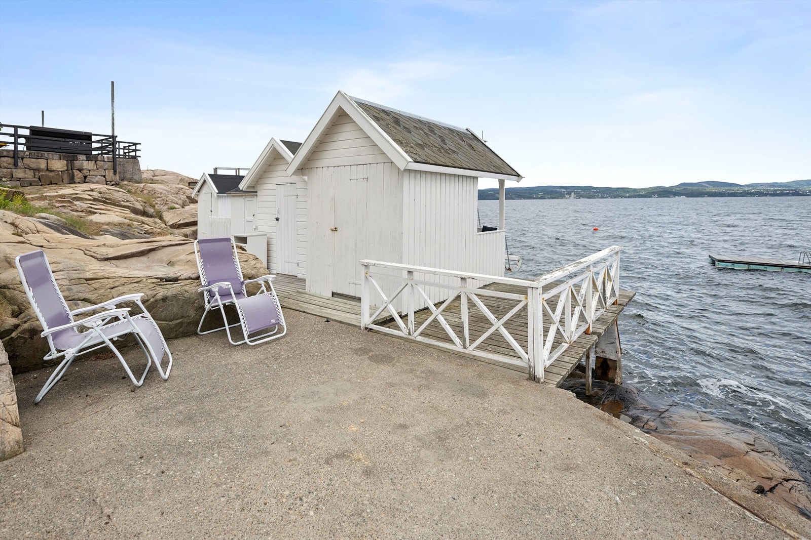 Eget badehus nede ved fjorden - perfekt for et morgenbad eller stille kveldsstunder ved vannkanten (bryggene medfølger ikke) Galleribilde