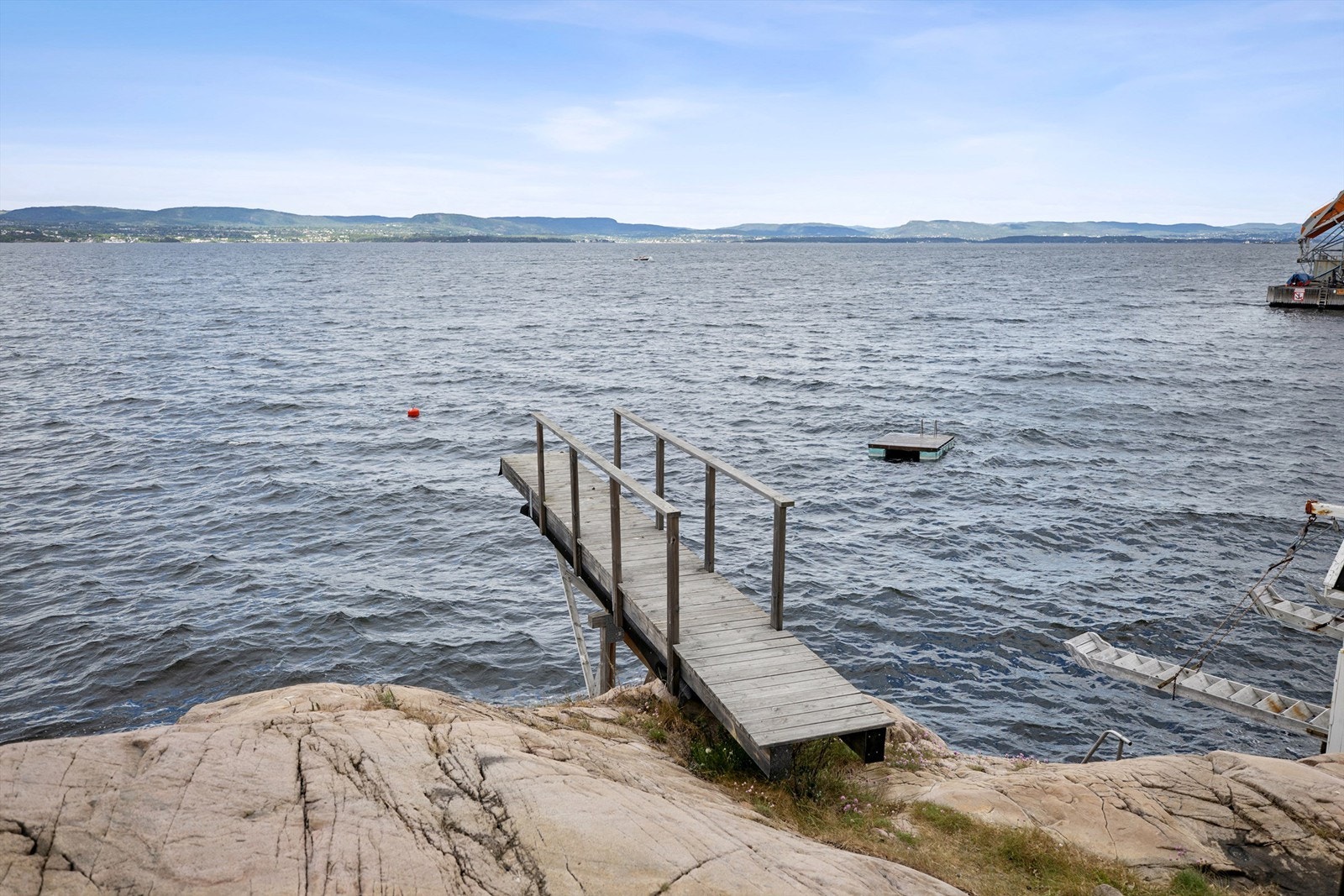 Her finner du flotte badeplasser og diverse hoppetårn som er et naturlig trekkplaster for både store og små Galleribilde
