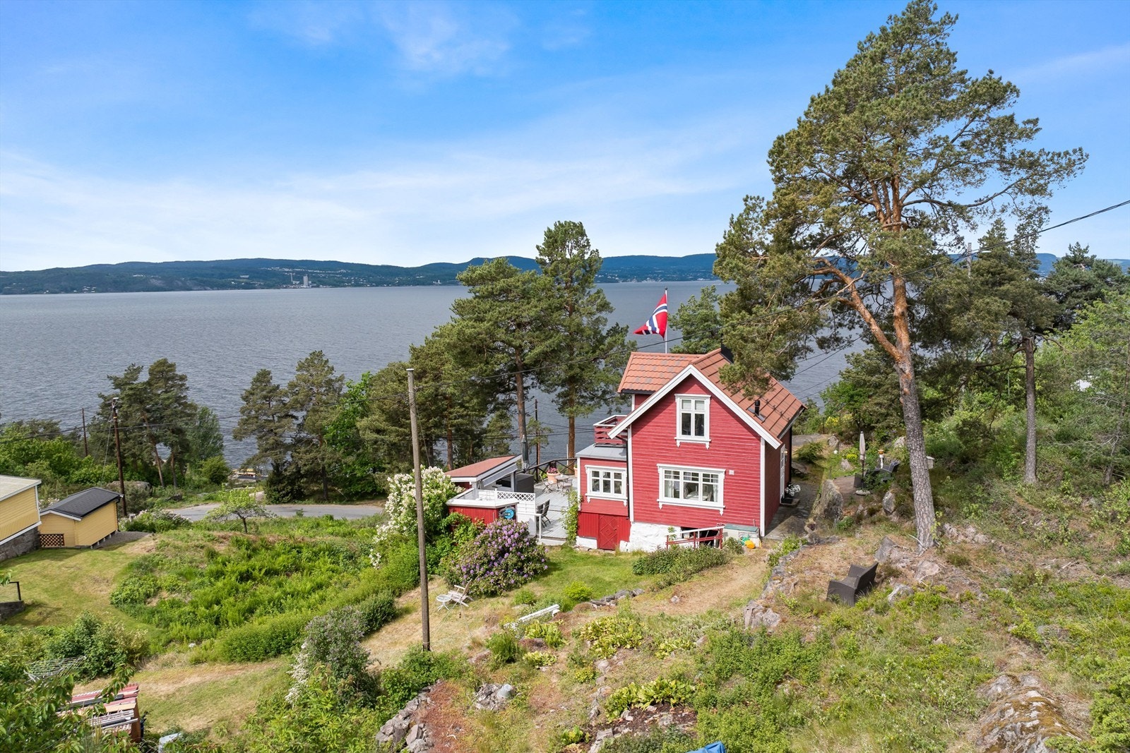 Velkommen til Svestad - en sjarmerende fritidseiendom med idyllisk beliggenhet, vidstrakt sjøutsikt og sol fra morgen til kveld Galleribilde