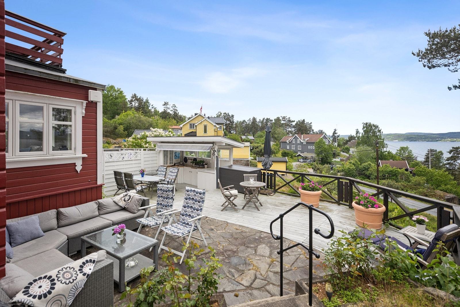 Stor terrasse med panoramautsikt - et naturlig samlingspunkt for familie og venner Galleribilde