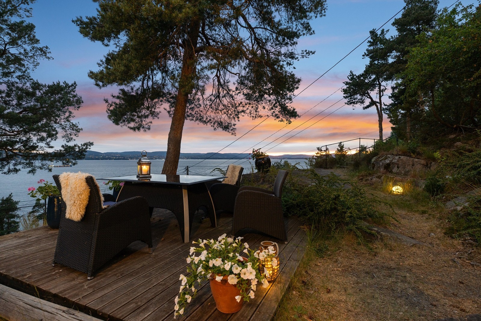Her sitter du på første rad til solnedgangen og himmelens vakre fargespill Galleribilde