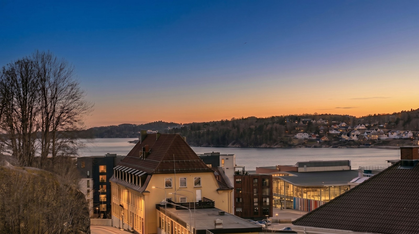 Utsikt over nærområdet med sjøen og omgivelsene. Galleribilde