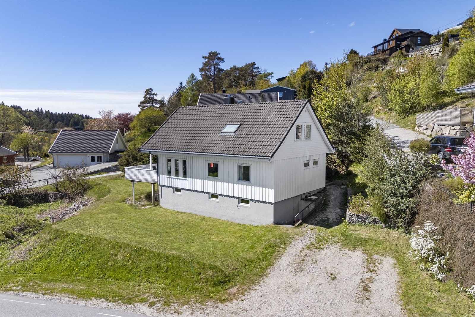 Romslige uteplasser og parkering like utenfor Galleribilde