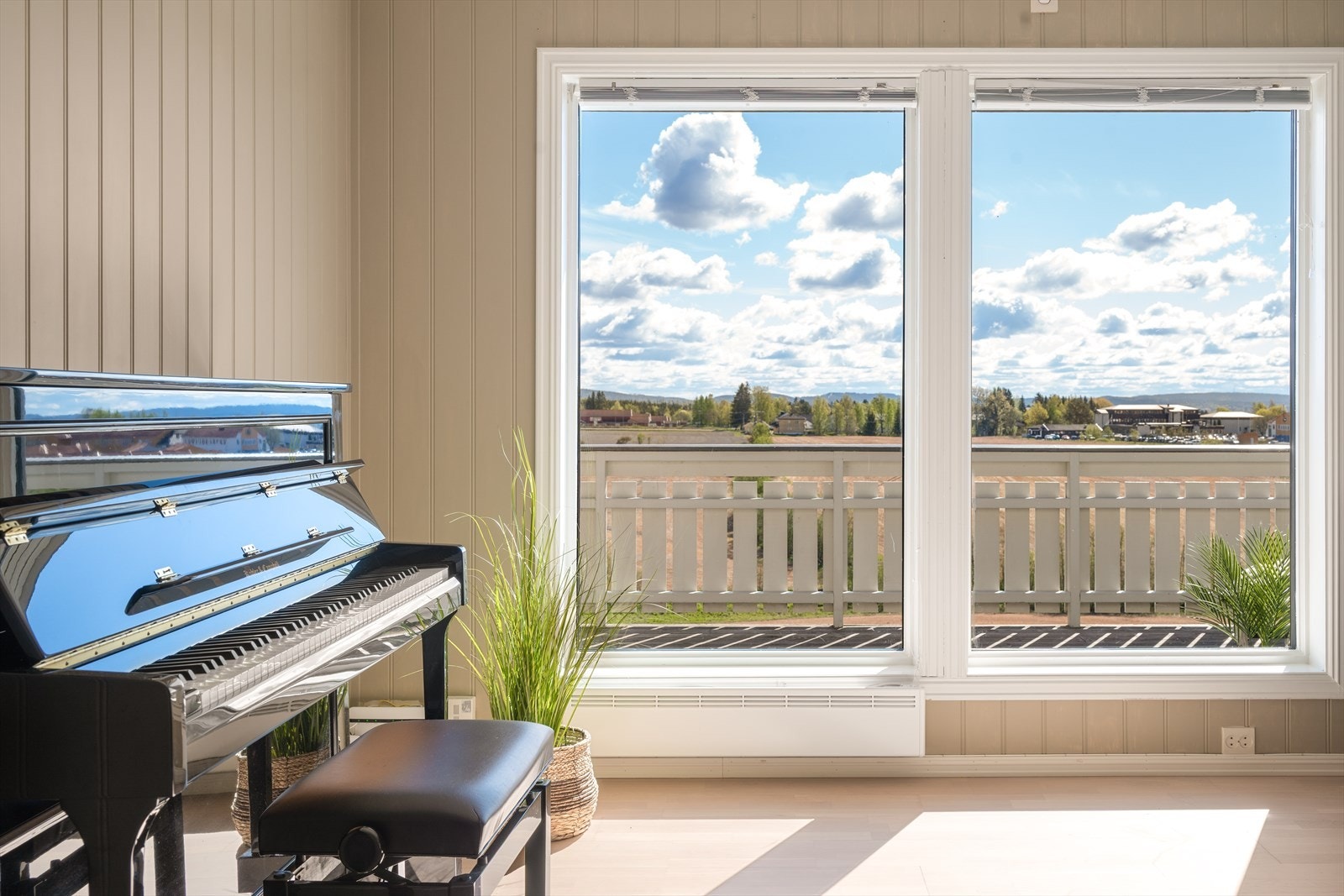 De store stuevinduene gir en fantastisk kontakt med omgivelsene og slipper naturen helt inn i oppholdsrommet. Utsynet over det åpne landskapet skaper en rolig og harmonisk atmosfære som gjør stuen til et naturlig sted å senke skuldrene. Galleribilde