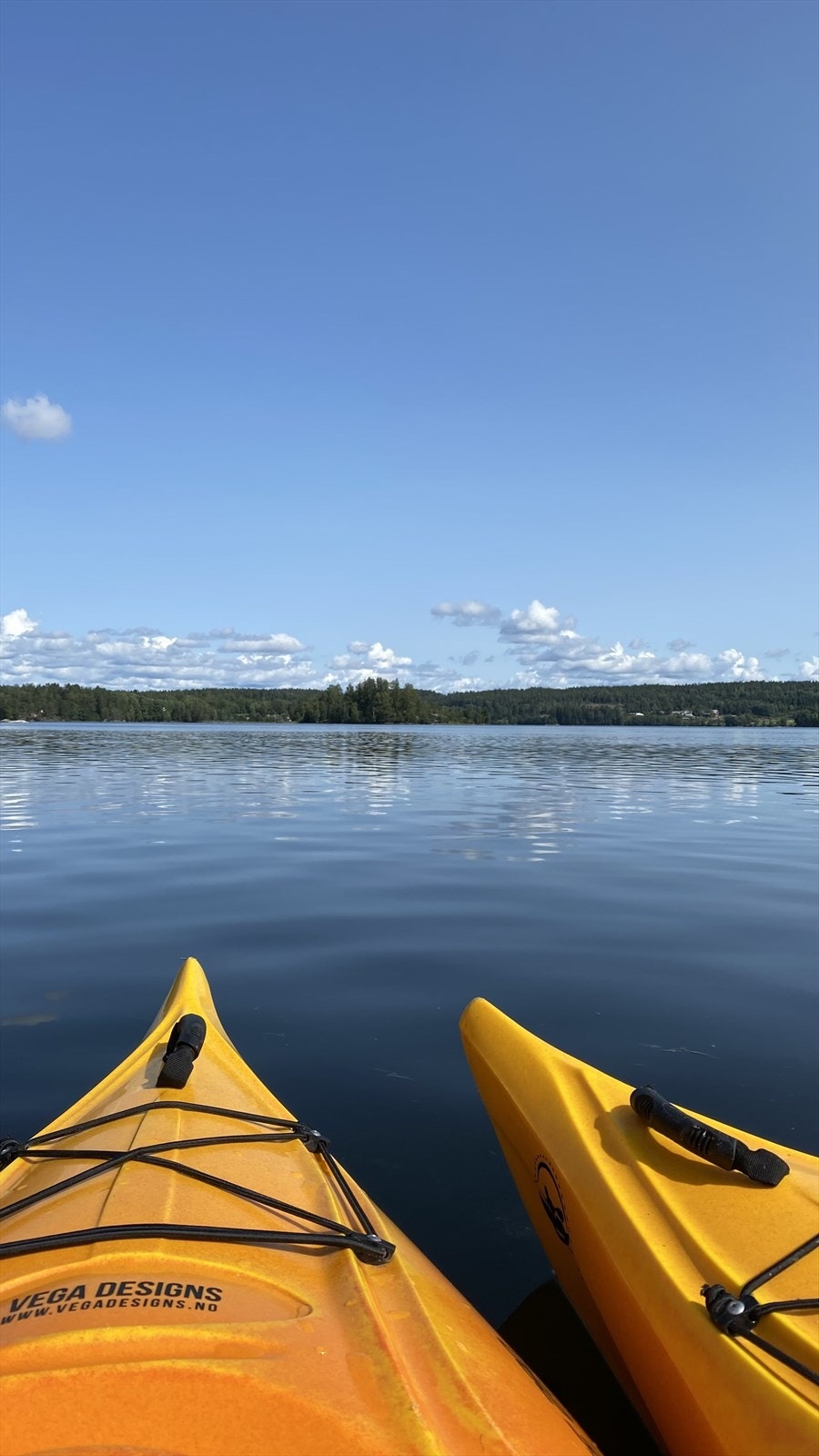 Fra Lyserens vakre vannspeil kan man oppleve Enebakks natur på sitt aller beste - enten det er fra kajakken i morgensolen eller fra båten på varme sommerdager. Galleribilde