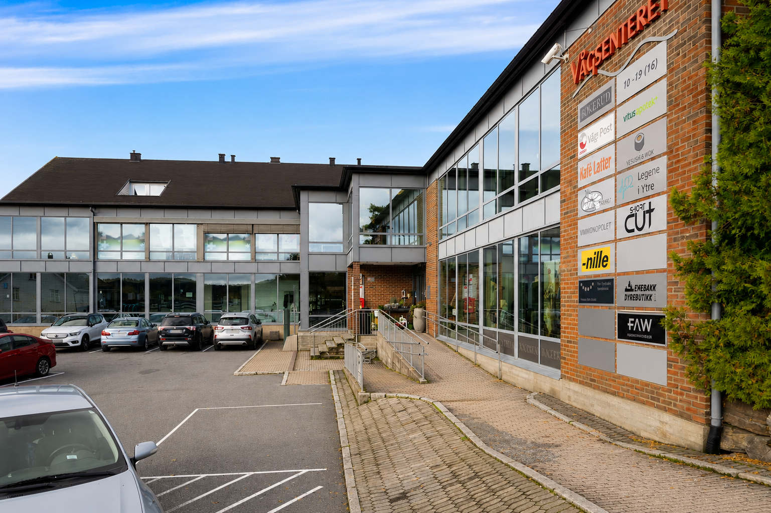 En kort kjøretur unna ligger Vågsenteret, med et bredere utvalg av butikker, serveringssteder, vinmonopolet og øvrige servicetjenester. Galleribilde
