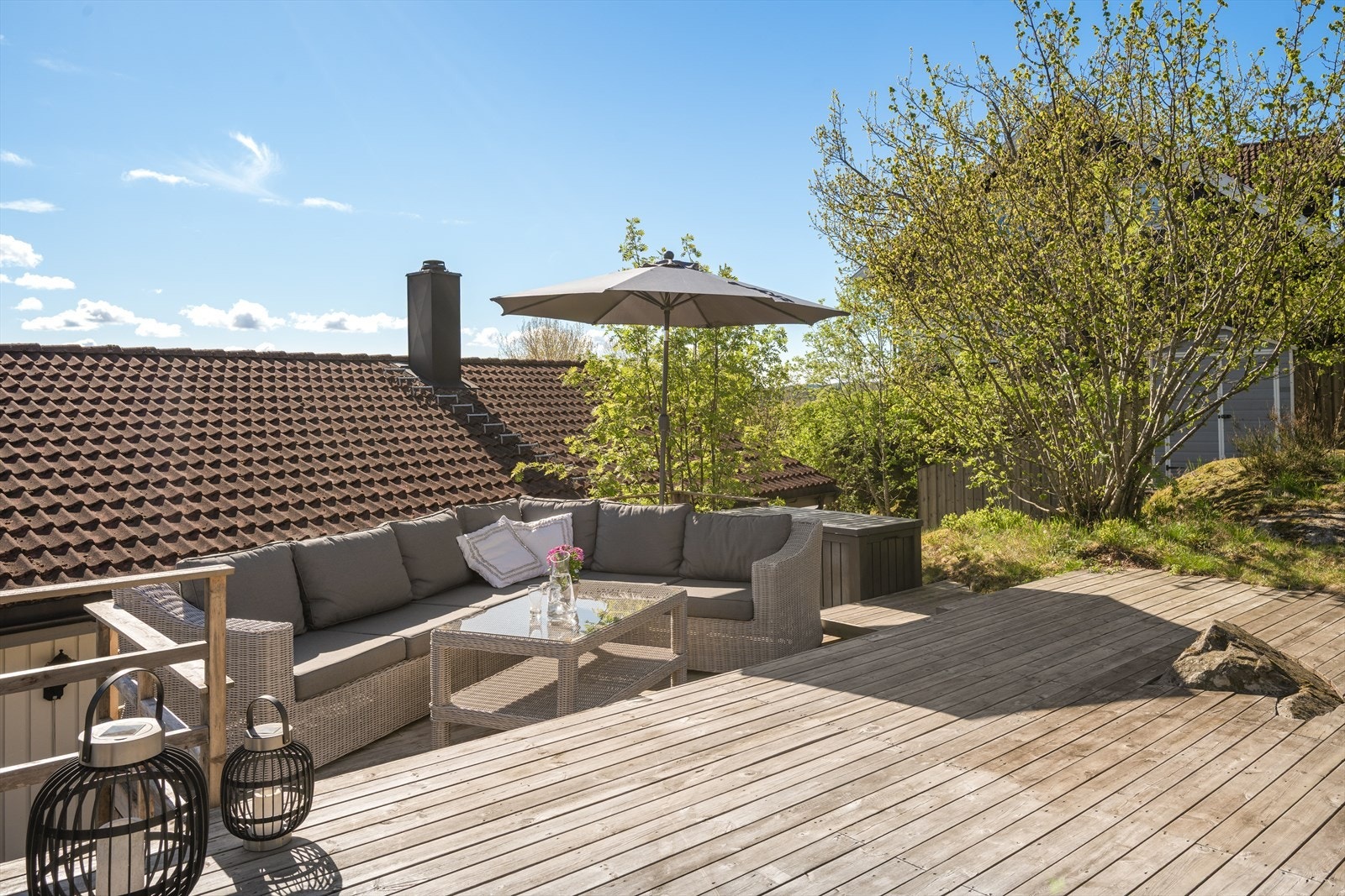 Her får du flere innbydende uteplasser med god plass til både spisegruppe og loungemøbler - perfekt for alt fra rolige morgenstunder til sene sommerkvelder med familie og venner. Galleribilde