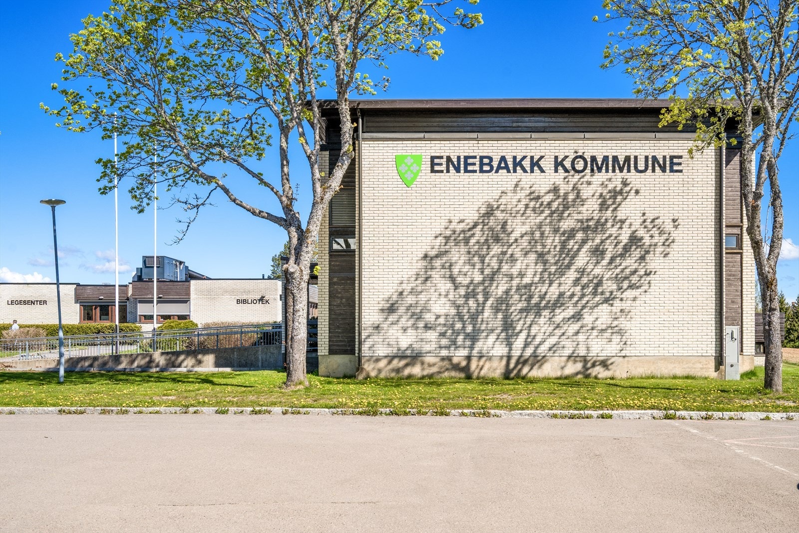Kommunesenteret har flere servicetilbud som bla. bibliotek, kulturskole, legesenter og idrettsanlegg samlet i et hyggelig og oversiktlig sentrumsmiljø. For de minste barna finnes et godt barnehagetilbud i området, blant annet Kirkebygden barnehage. Galleribilde