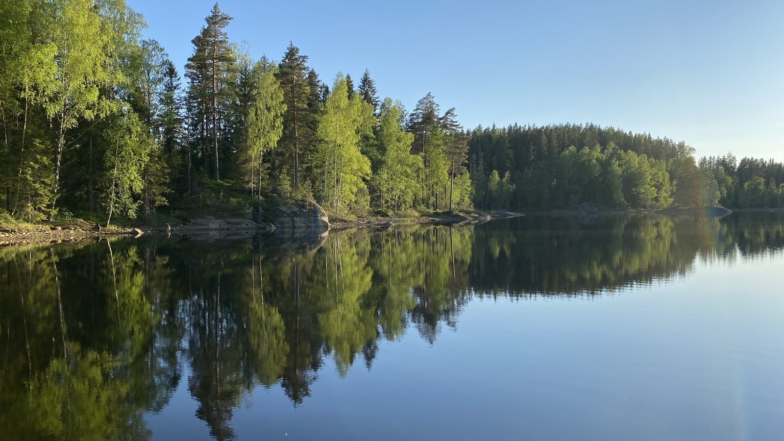 Flere opparbeidede badeplasser og lune svaberg gjør også Børtervann til et attraktivt samlingspunkt på varme sommerdager, enten man ønsker rolige morgenbad, familiedager med piknik eller lange sommerkvelder ved vannet. Galleribilde