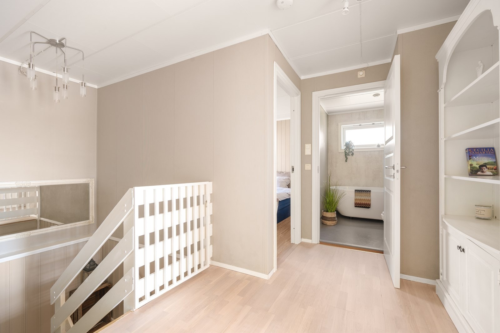 Fra trappen til hovedplan har man adkomst til baderom, hovedsoverom, kjøkken og stue og ytterligere to soverom. Galleribilde