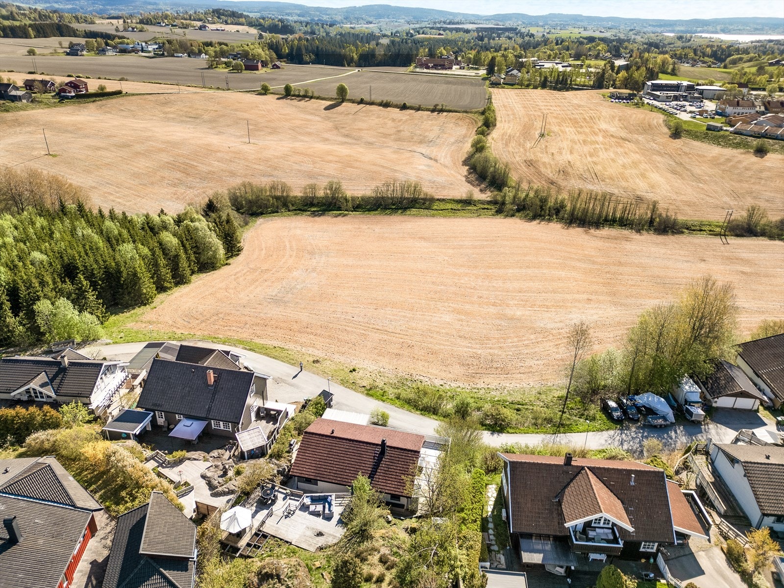 Fra droneperspektivet kommer eiendommens unike beliggenhet virkelig til sin rett - vakkert plassert i rolige omgivelser med vidstrakt utsyn over åpne åkre og det naturskjønne landskapet rundt Kirkebygda. Galleribilde