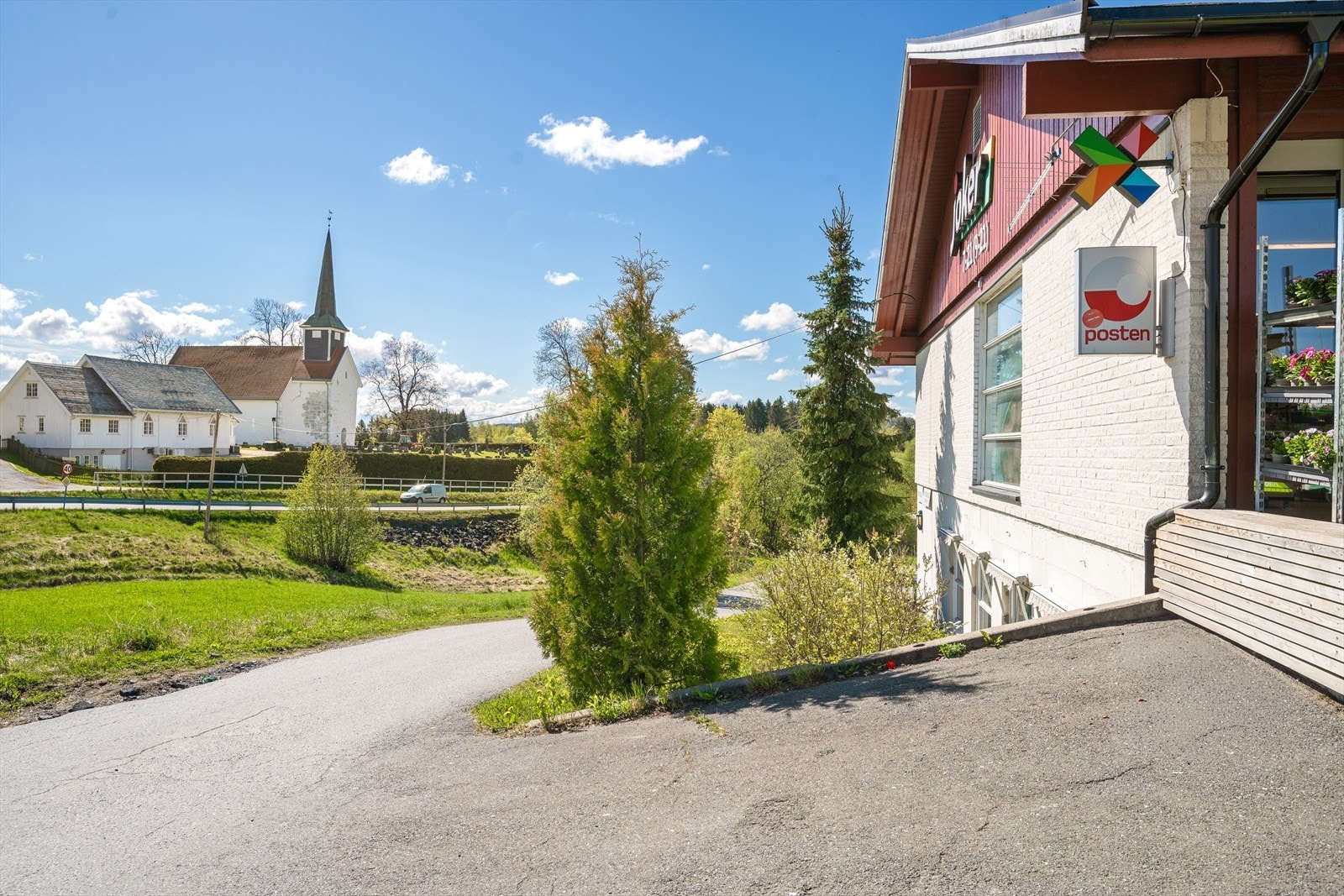 Kirkebygda er kommunesenteret i Enebakk kommune og byr på et godt og familievennlig nærsentrum med de fleste servicetilbudene man trenger i hverdagen. Her finner man blant annet dagligvarebutikken Joker Enebakk. Galleribilde