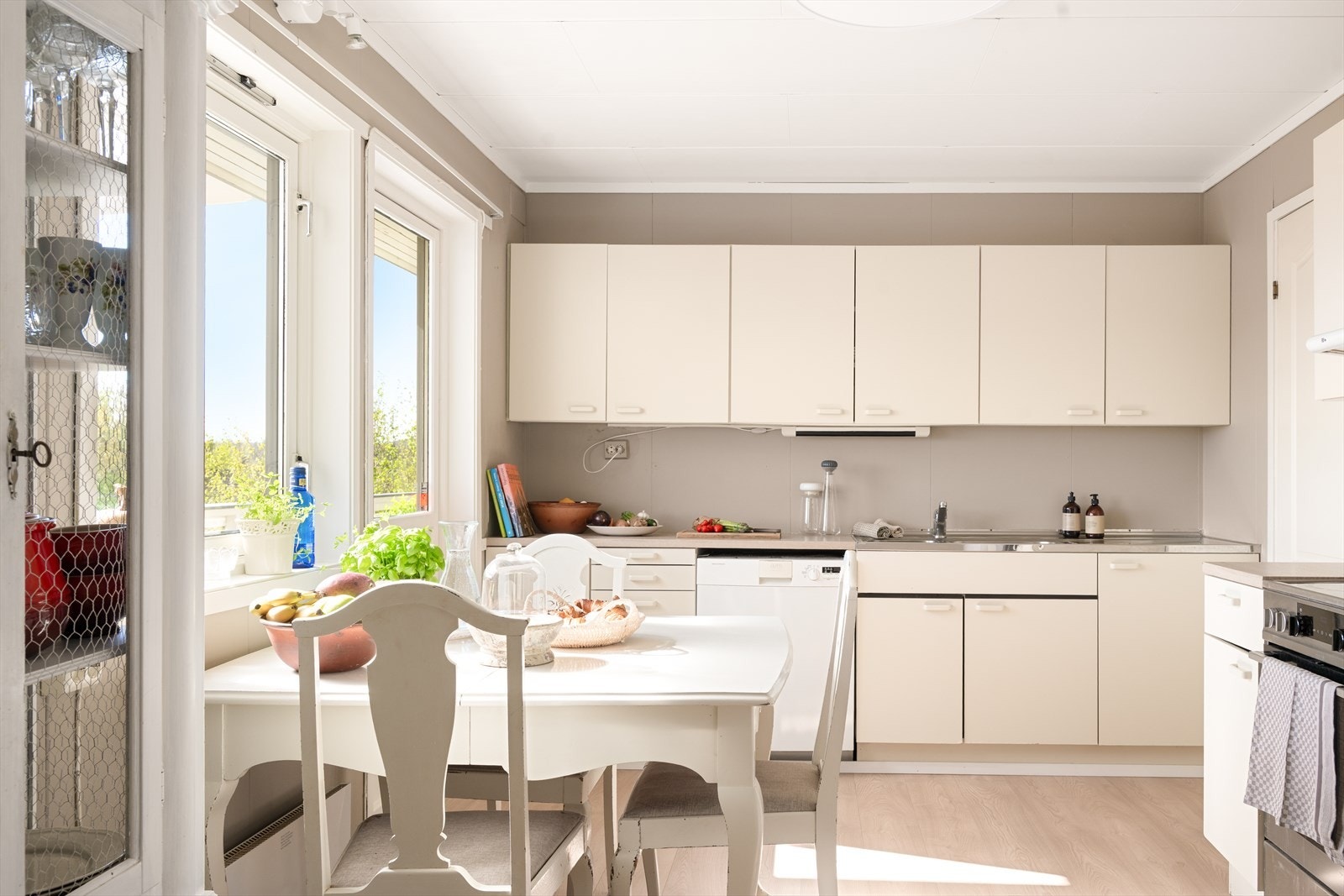 Kjøkkenet har et sjarmerende, landlig uttrykk med fransk-inspirerte detaljer som skaper en lun og innbydende atmosfære. Her kombineres klassiske elementer med gode arbeidsflater og hyggelige soner for både matlaging og samvær. Galleribilde
