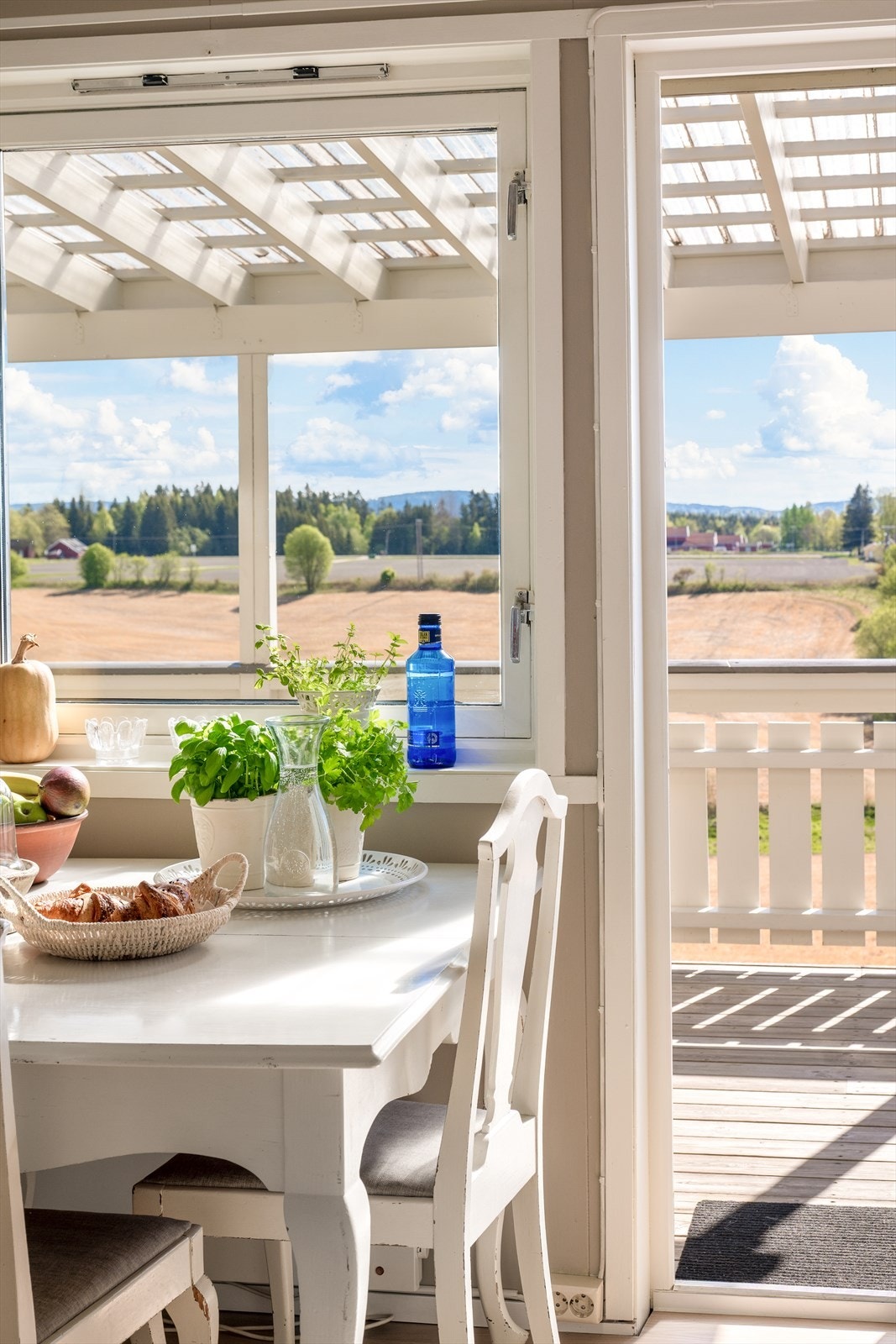 Her kan morgenkaffen nytes med utsikt over åpne jorder og vakre, landlige omgivelser. Galleribilde
