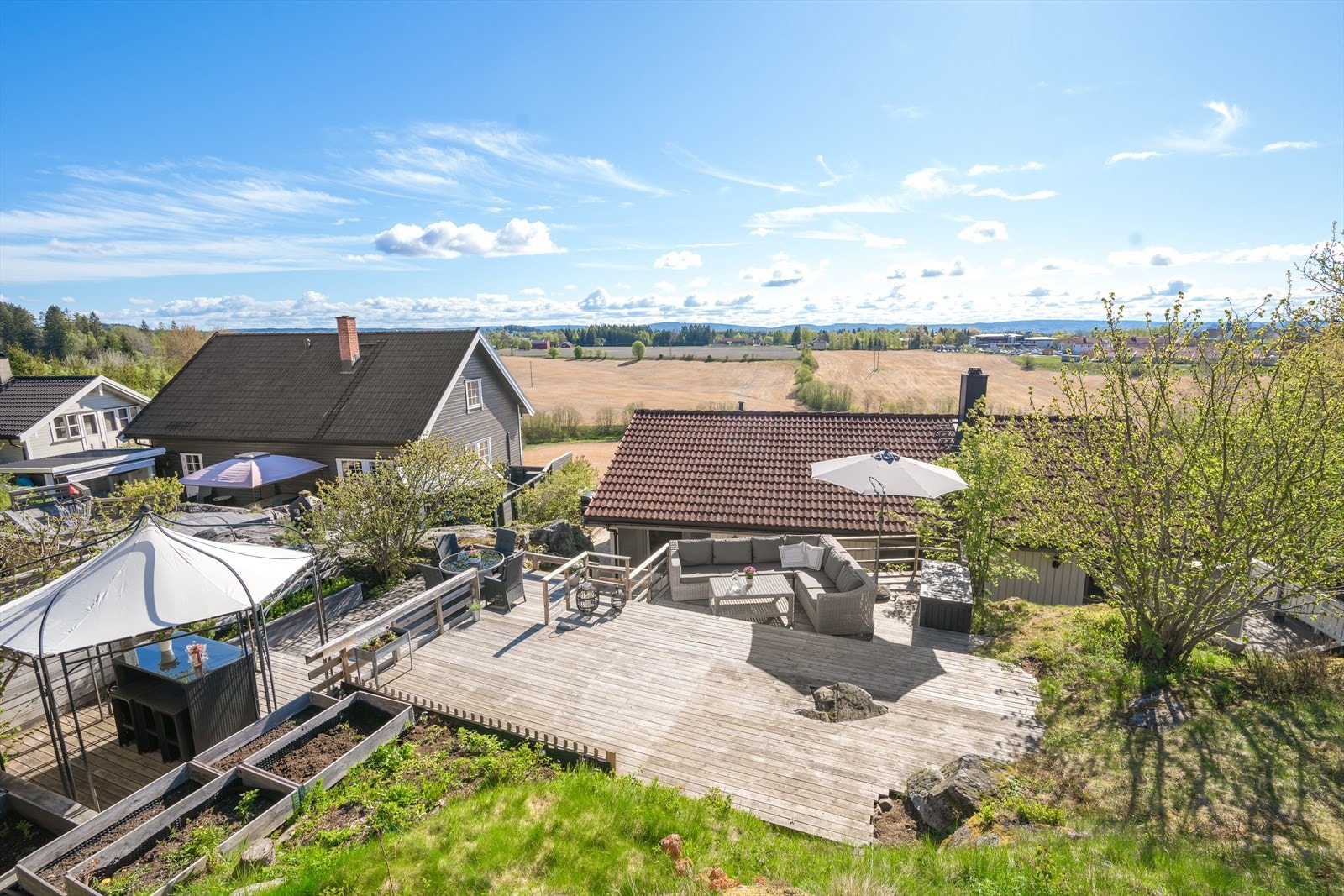 Den flotte naturtomten med fjell i dagen gir uteområdet et særpreget og idyllisk uttrykk, mens de ulike terrasseområdene skaper fine soner for både rekreasjon og sosialt samvær. Galleribilde