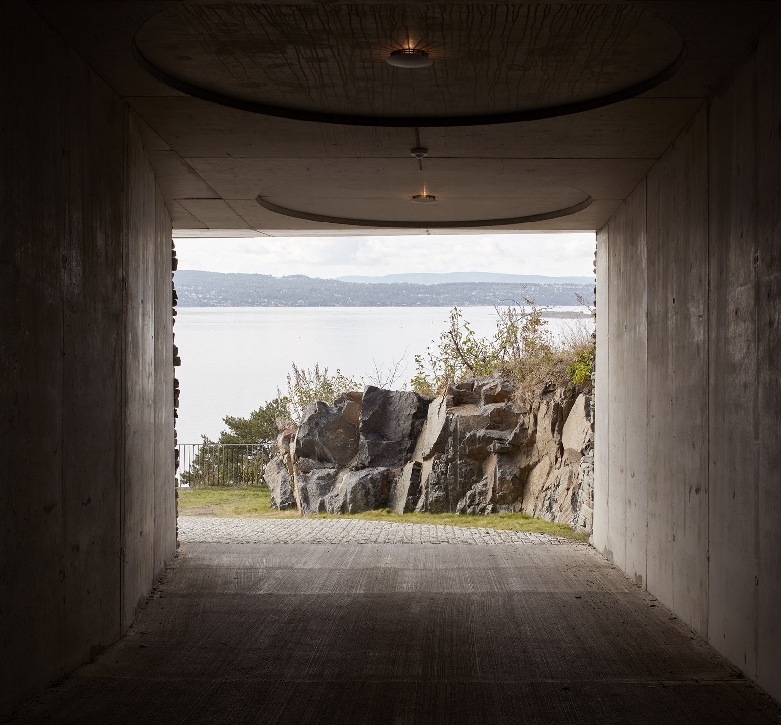 "Gated" med port og privat tunnel som adkomst gjennom fjellanlegg gir et skjermet førsteinntrykk av eiendommen Galleribilde