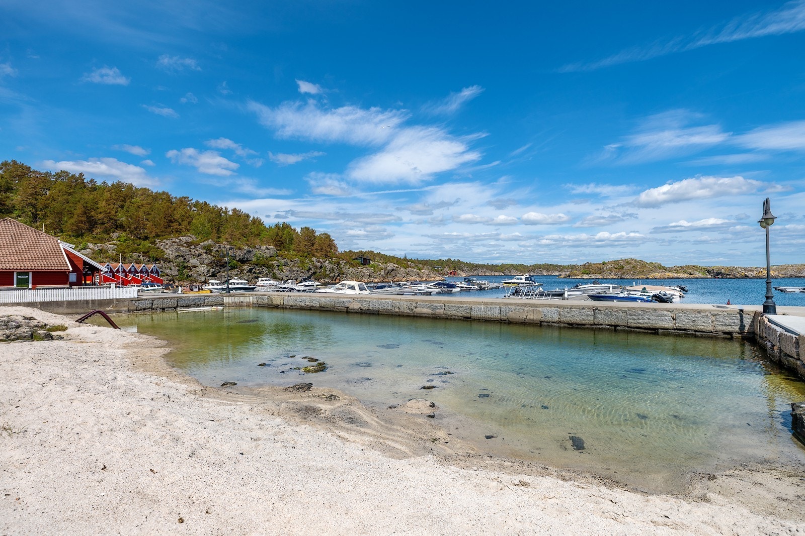 Like ved hytta har du en barnevennlig badestrand og båtplass som tar deg enkelt ut i den vakre skjærgården Galleribilde