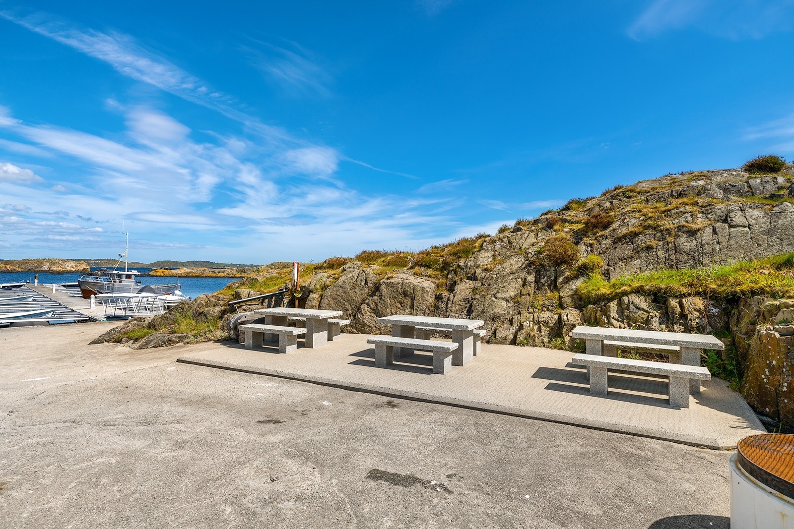 Fellesområder er pent opparbeidet av sameiet/velforeningen og består av sitteplasser, lekeplass, tennis-bane, fotballbane mm. Galleribilde