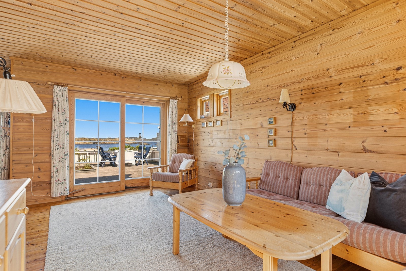 Gode vindusflater i stuen med skyvedør ut mot terrassen gjør romfølelsen innvendig god og tilkomsten inn/ut enkel Galleribilde