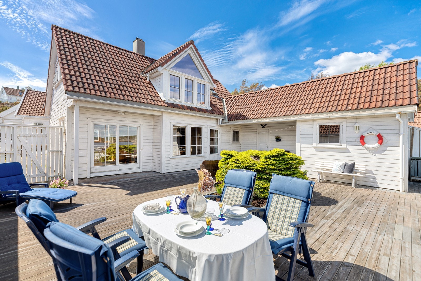 Skjermet og lun terrasse med god plass til flere utemøbler, grill og beplatning Galleribilde