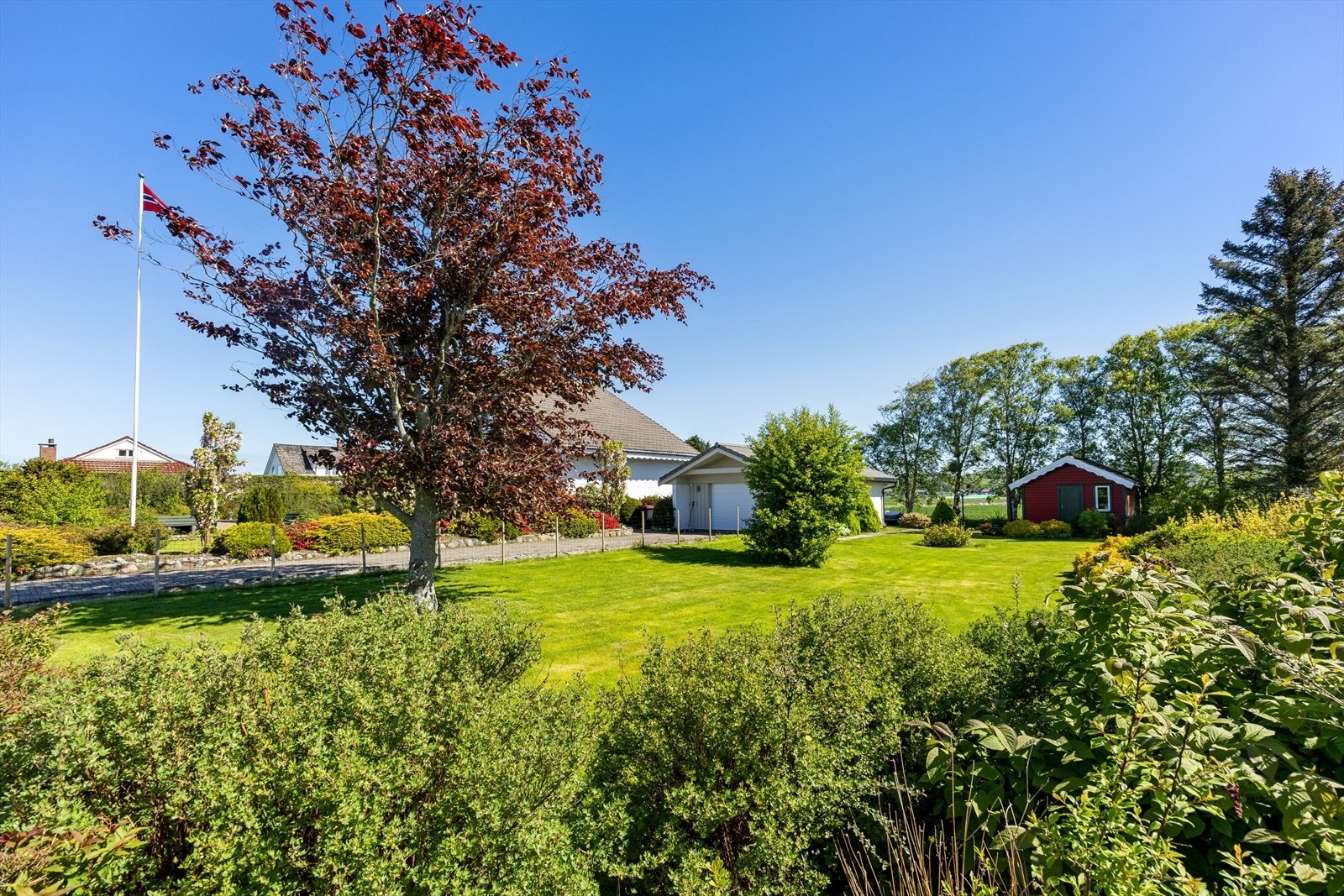 Tomten er pent opparbeidet og er på hele 2 324 m². Galleribilde