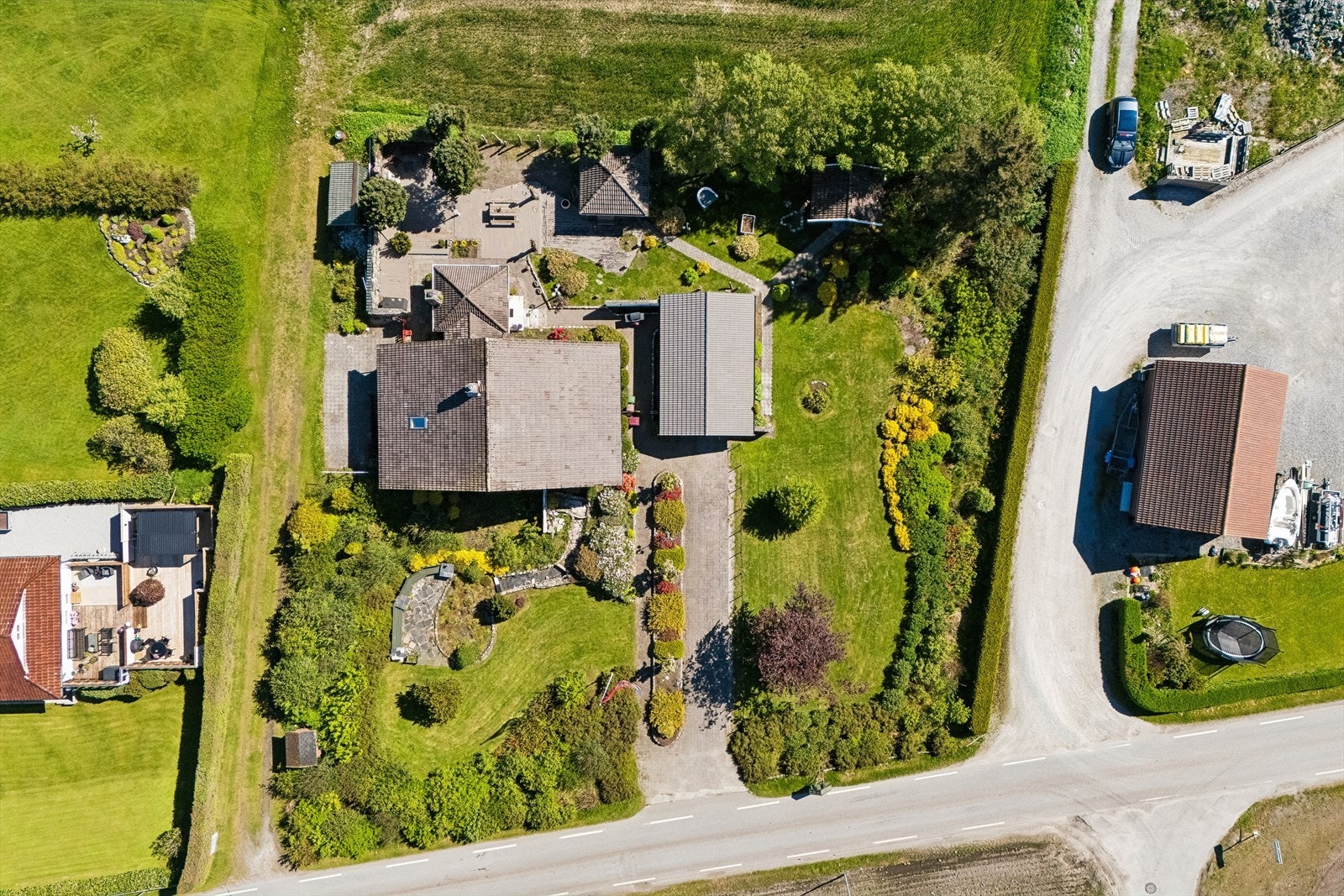 En stor eiendom med romslig og pent opparbeidet tomt, fordelt over flere bygninger. Galleribilde
