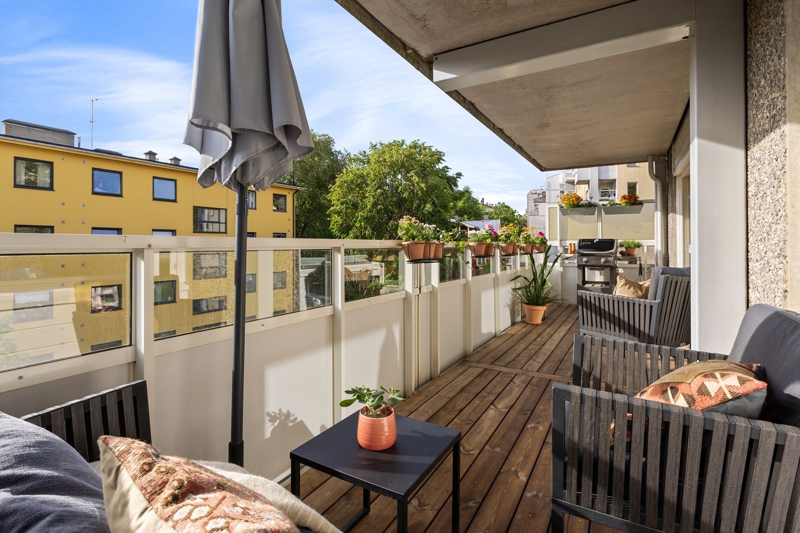 Med en balkong på hele 14 kvm har du svært god plass til å innrede uteplassen etter eget ønske. Galleribilde