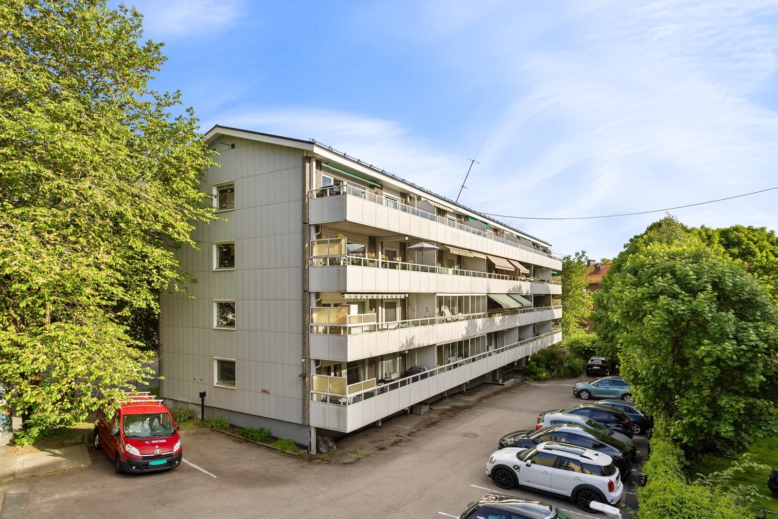 Borettslaget har 18 plasser for utleie. Per 01.06 er det én ledig plass tilgjengelig, med forbehold om endringer. Det koster 300,- i måneden for parkering. Galleribilde