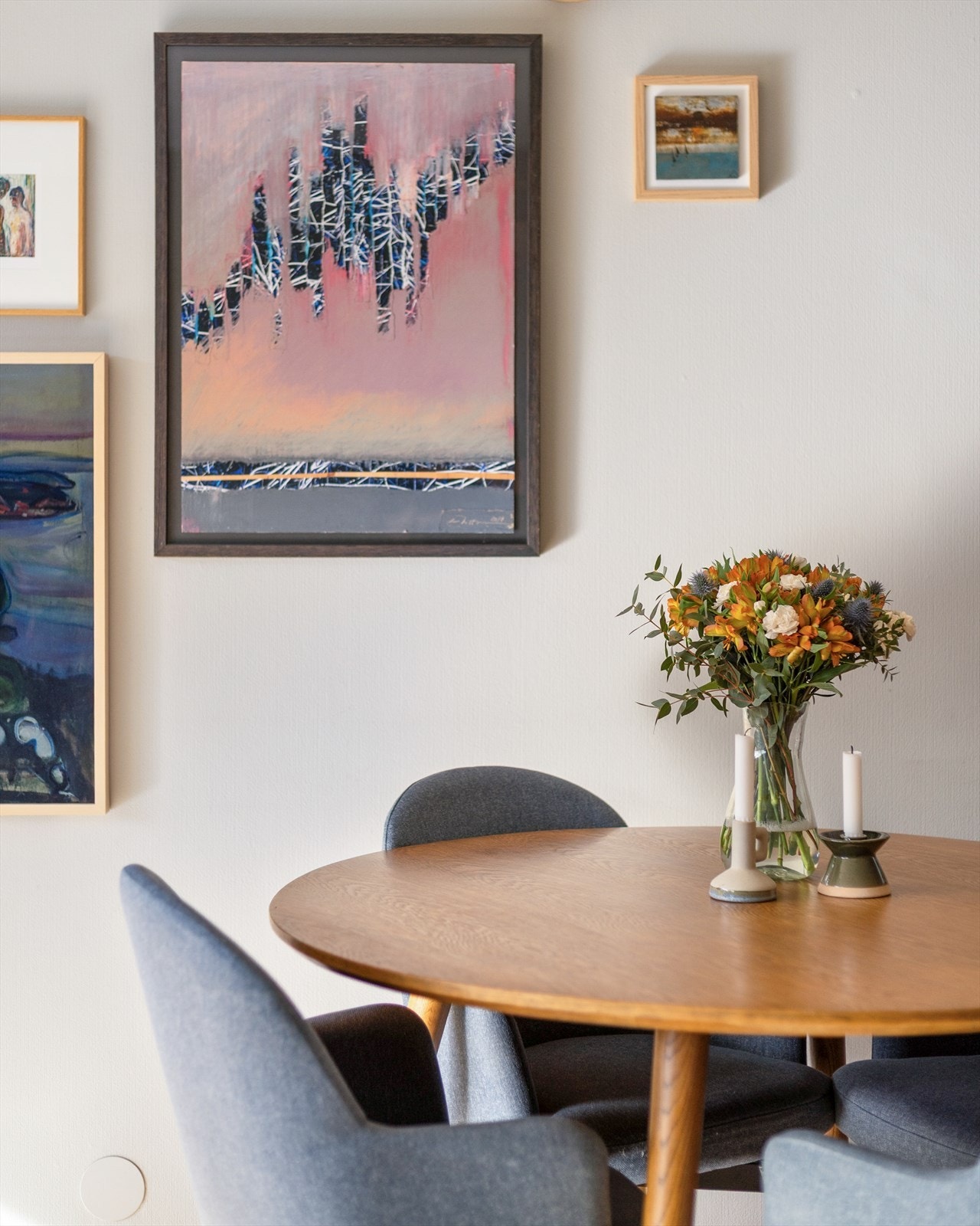 Det er god plass til et større spisebord med flere sitteplasser. Galleribilde