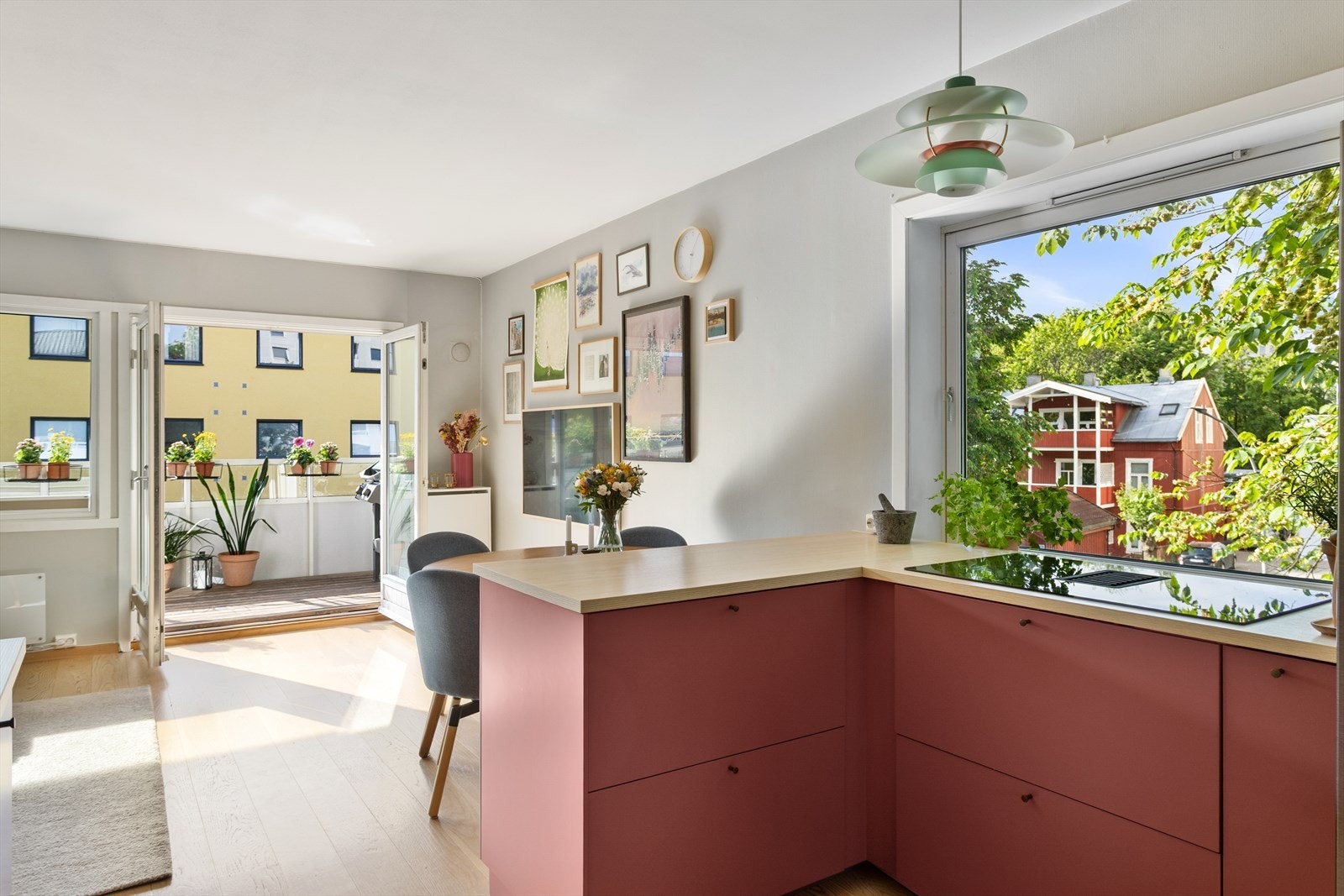 Det er kjøkkenventilator med kullfilter. Galleribilde
