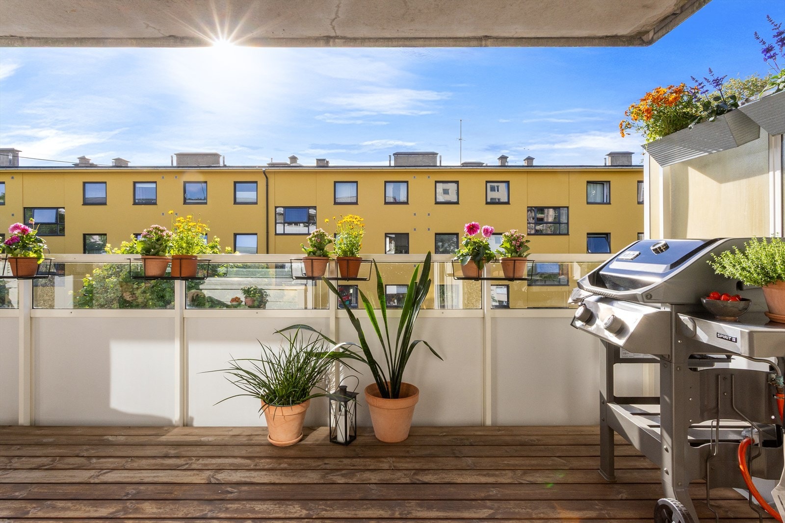 Selger opplyser at balkongen får sol fra ca. kl. 15 og frem til rundt kl. 21-21.30 i sommerhalvåret. Galleribilde