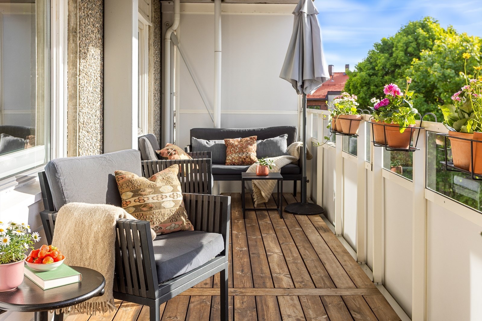 Balkongen har god plass til utemøbler, beplantning og grill. Galleribilde