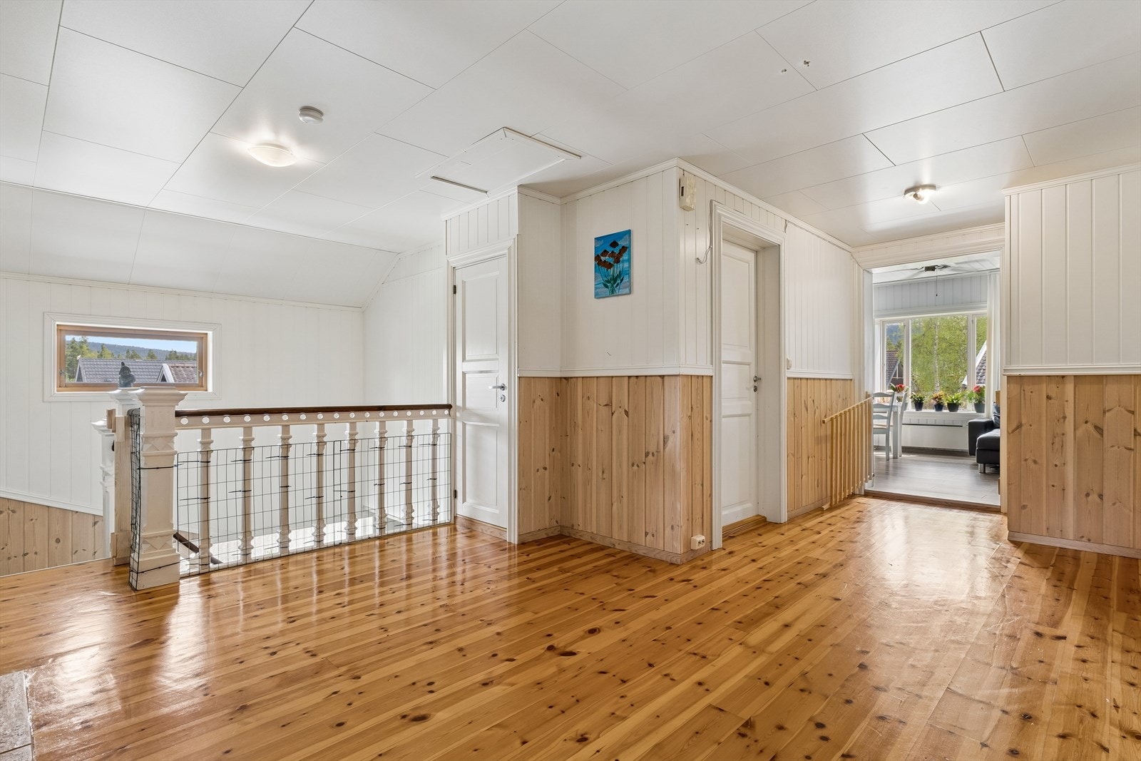 En romslig gang med god takhøyde i andre etasje binder sammen soverommene og de øvrige rommene. Her er også sikringsskapet plassert. Galleribilde