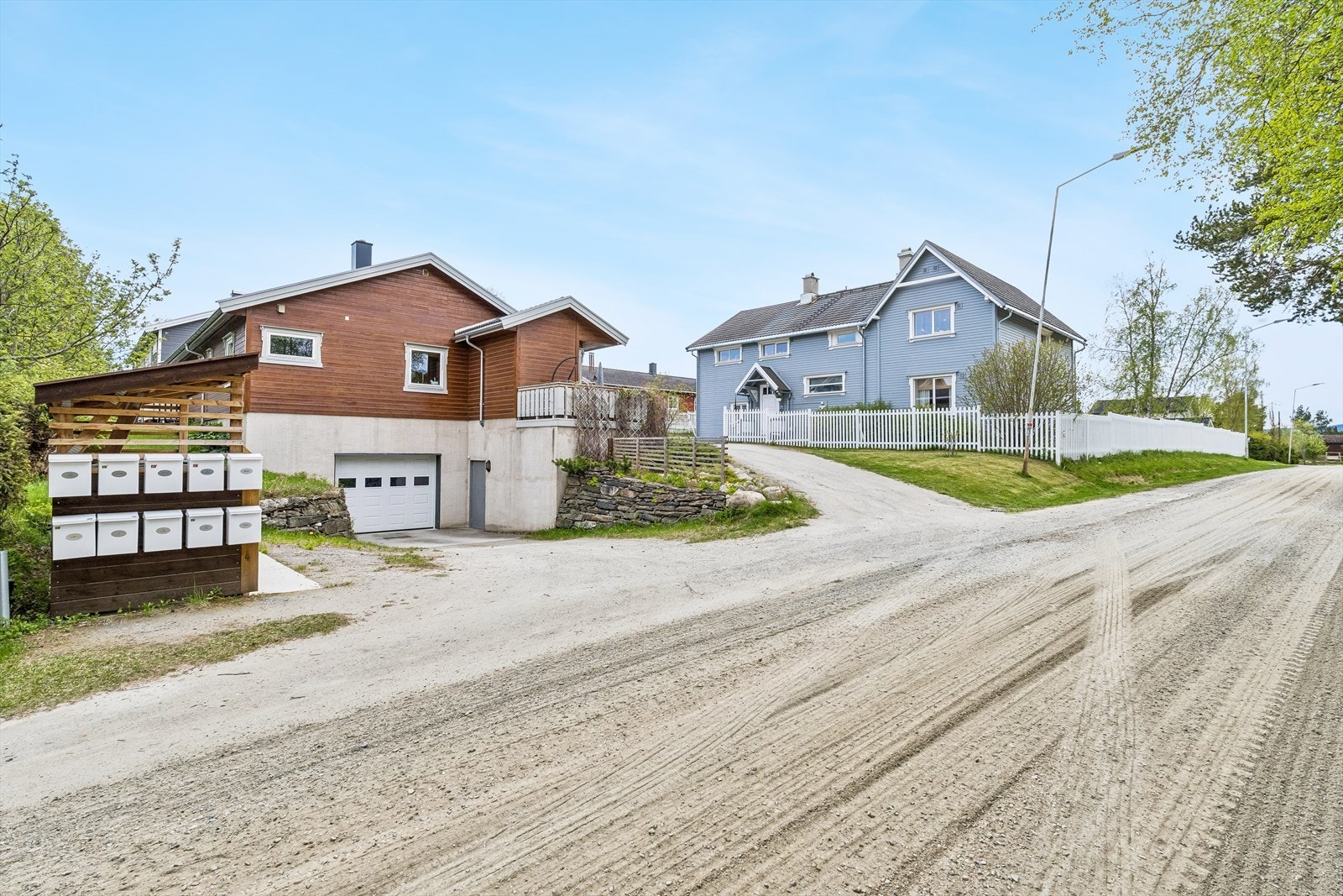 Det er tilgang til egen parkeringsplass i parkeringskjeller tilknyttet det nærliggende sameiet. Galleribilde