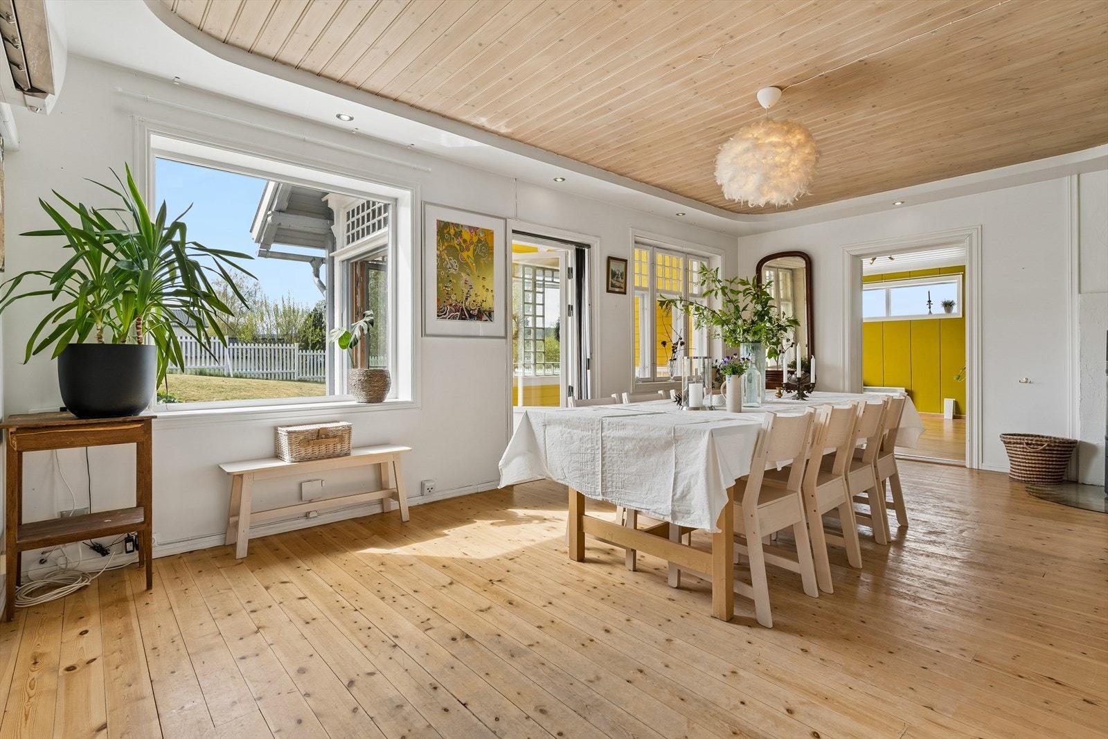 Spisestuen i første etasje har god plass til en stor spisegruppe for sosiale sammenkomster. Galleribilde