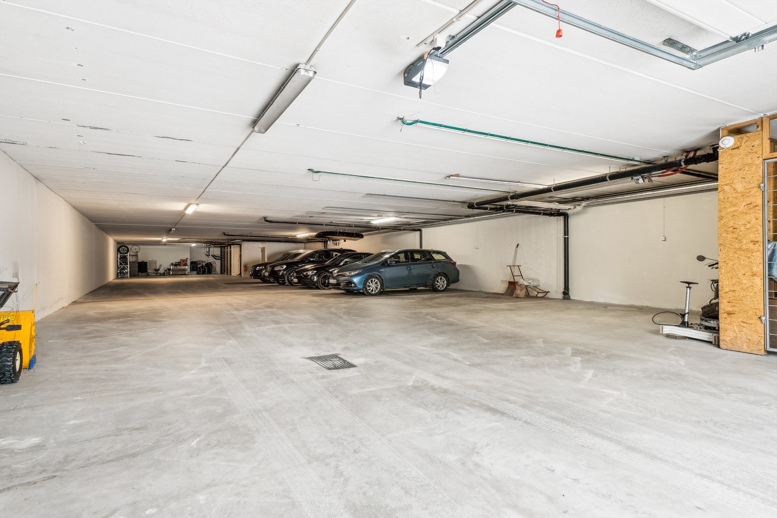 Eiendommen disponerer parkeringsplass i p-kjeller tilhørende Sameiet Gimletun. Det er plassen innerst til venstre som boligen har. Galleribilde