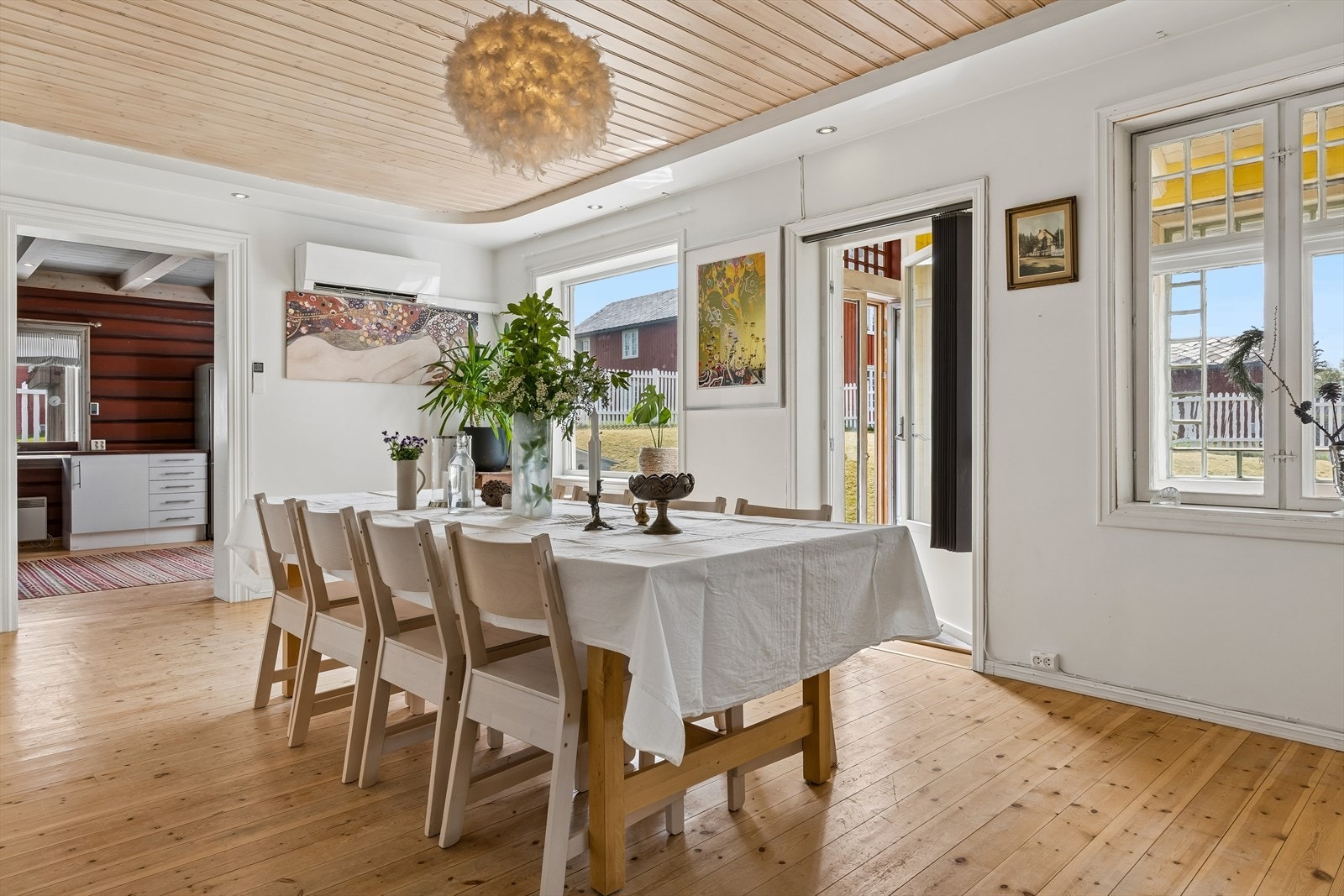 Fra spisestuen er det direkte tilknytning til kjøkkenet og utgang til vinterhagen. Galleribilde