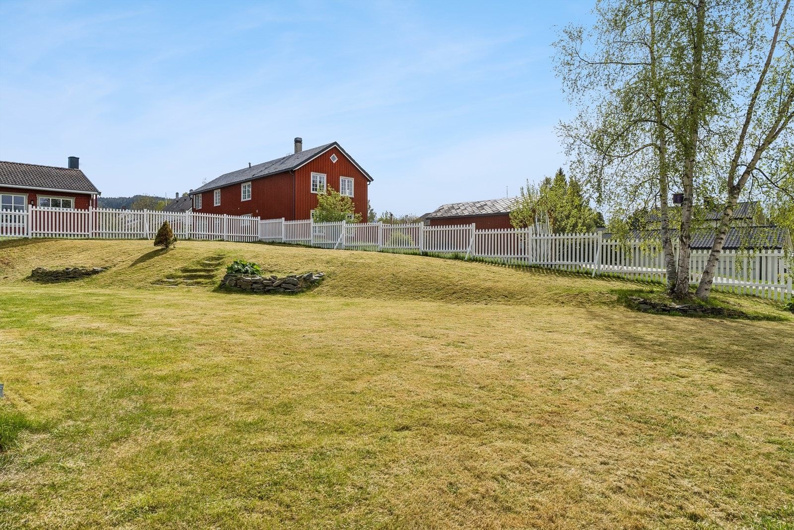 Stor, inngjerdet hage som gir trygge lekeområder. Galleribilde