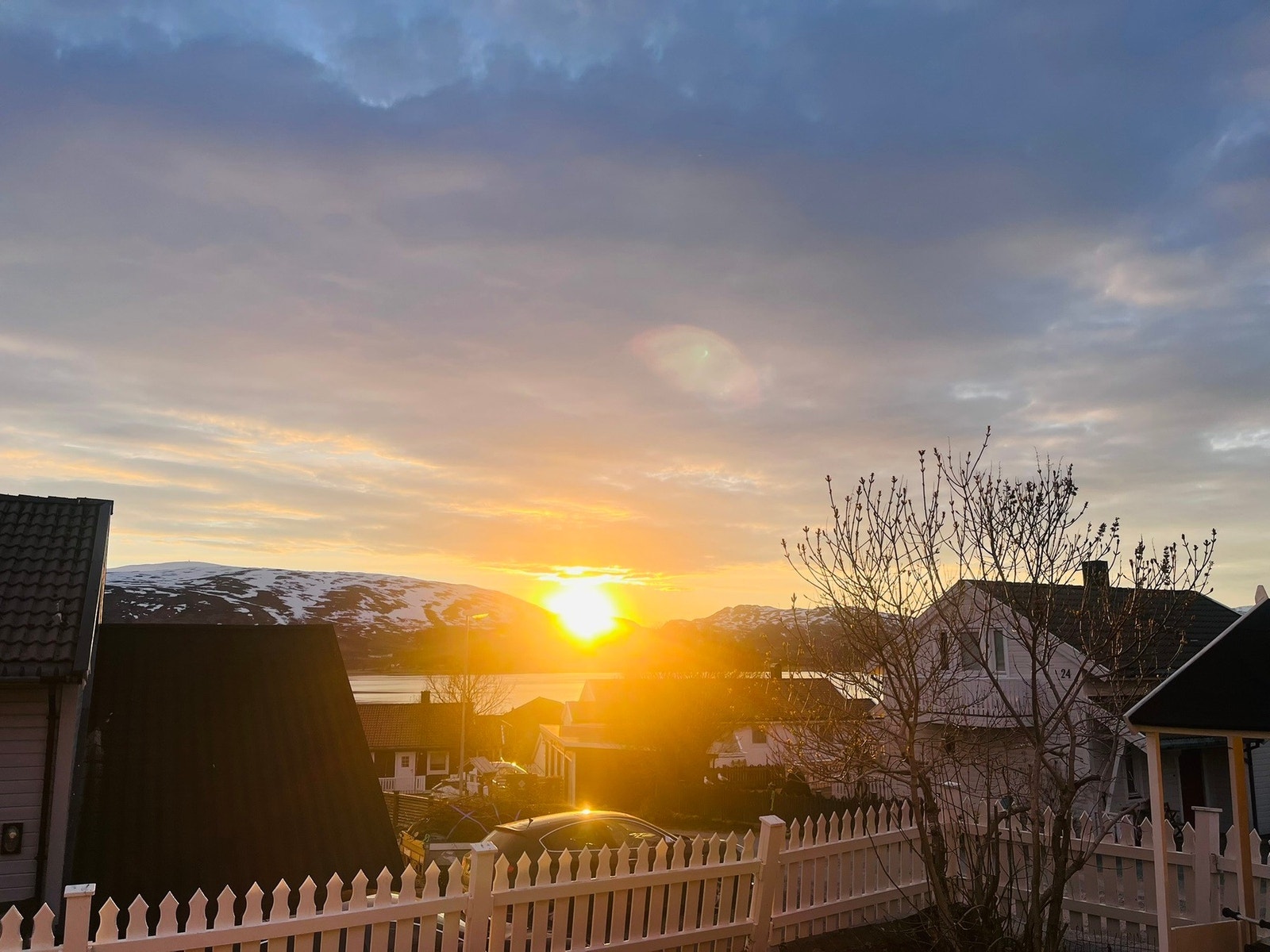 Nydelig kveldssol inn i hagen. Galleribilde