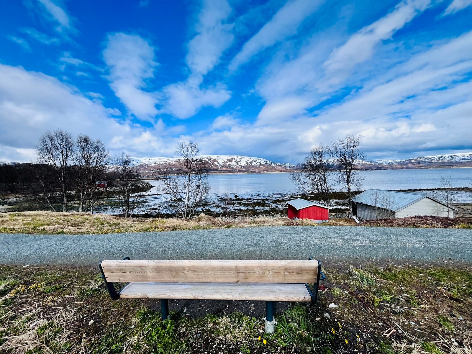 I strandsonen er det fine turstier med benker langs med Galleribilde