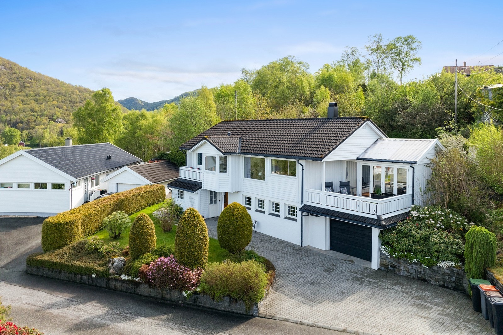 Velholdt og flott enebolig over to plan, beliggende i et etablert og barnevennlig boligområde på Tau. Galleribilde