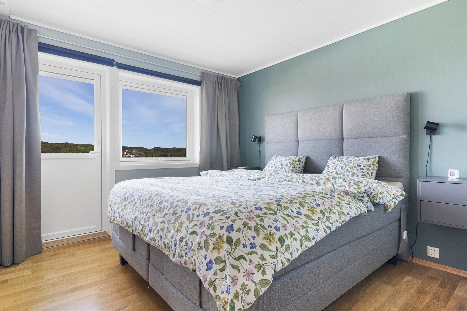 Hovedsoverommet har god plass til dobbeltseng, garderobeløsning og har rolige fargetoner. Ytterveggen mot vest her har fått ny isolasjon og nytt vindu og terrassedør. Galleribilde