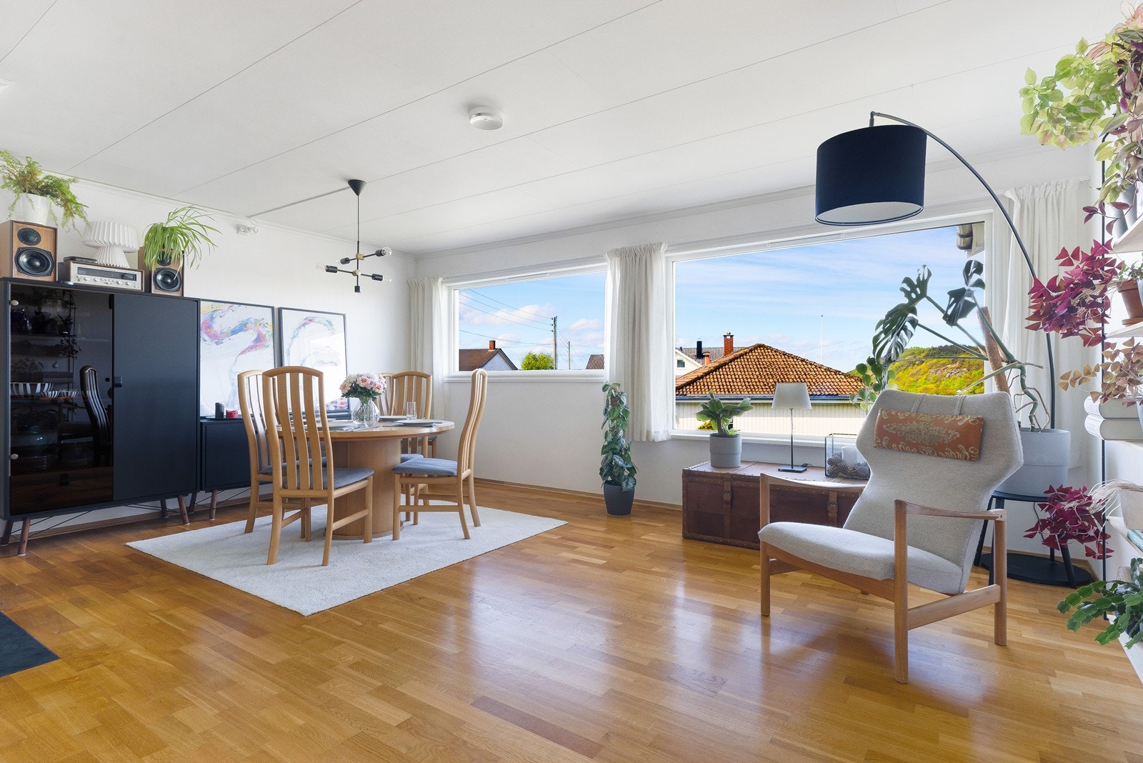 Vinduene i front i stuen har montert screens for effektiv solskjerming. Galleribilde