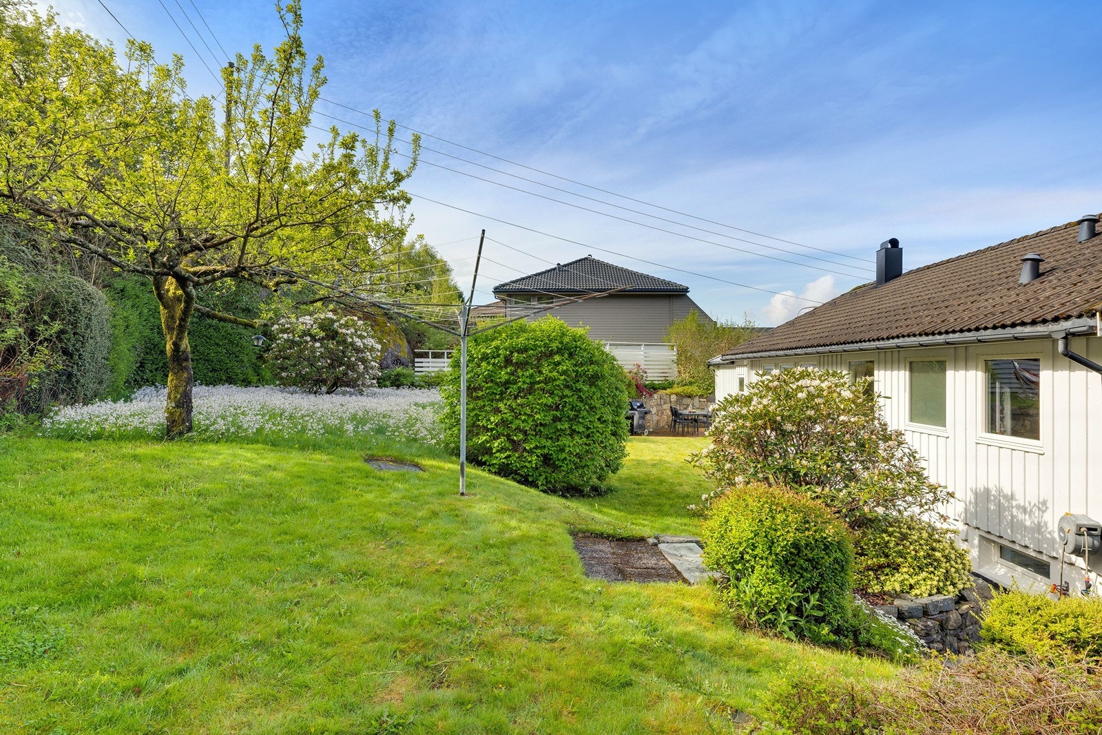 Eiendommen har en meget romslig bakhage som er er helt skjermet og usjenert med rikelig med boltreplass for både store og små. Galleribilde