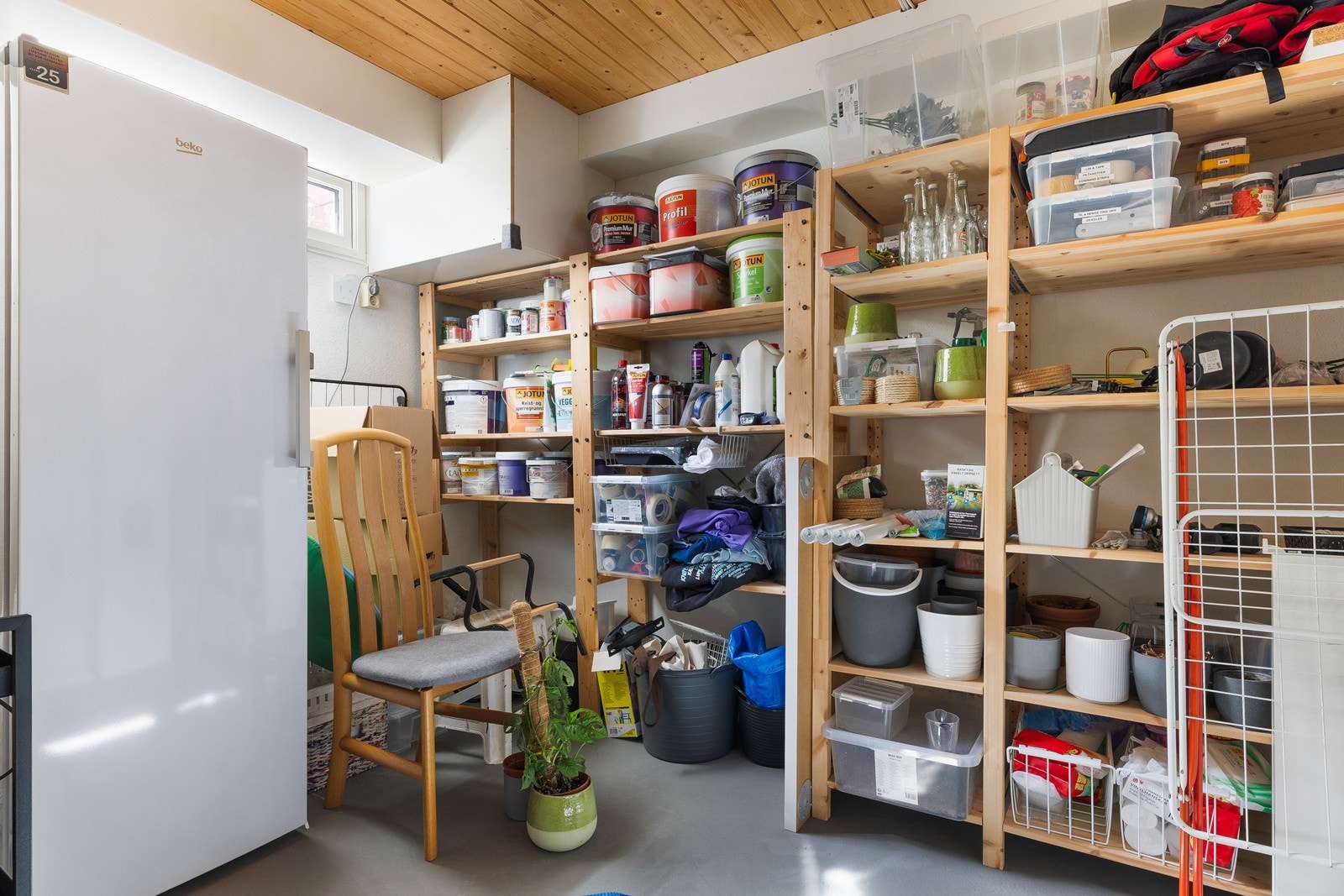 Praktisk bod med god plass til oppbevaring. Galleribilde