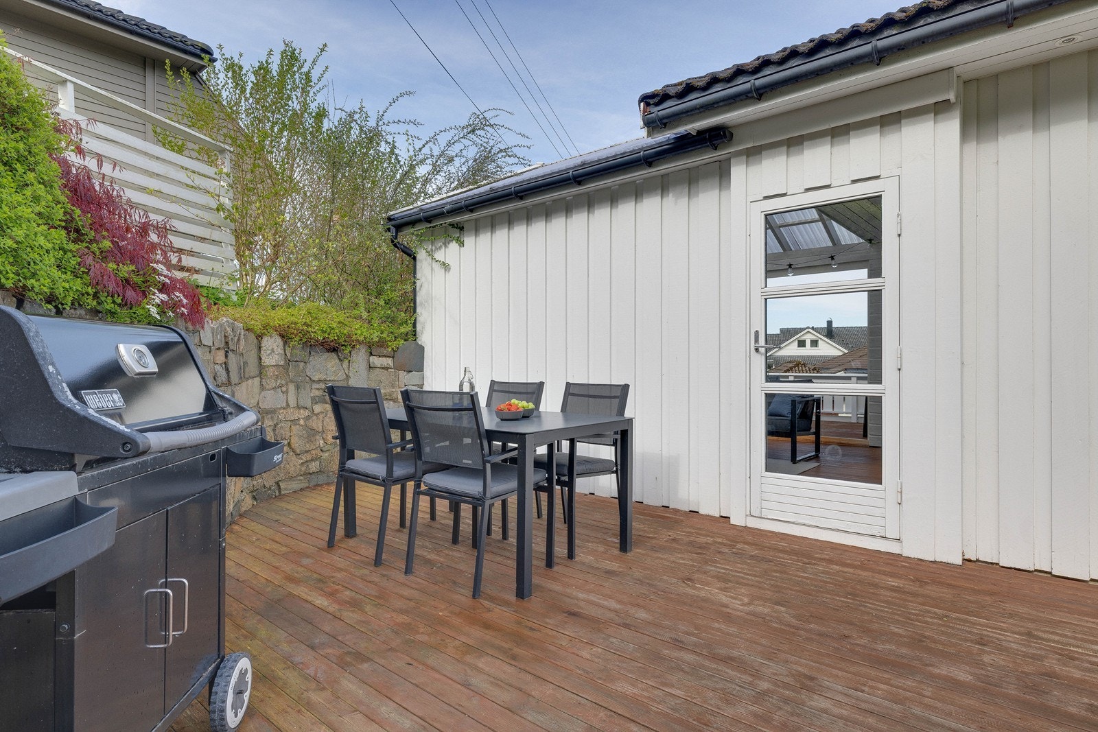 Terrassen har rikelig med plass til et stort spisebord - perfekt for lange måltider og hyggelige samlinger. Galleribilde