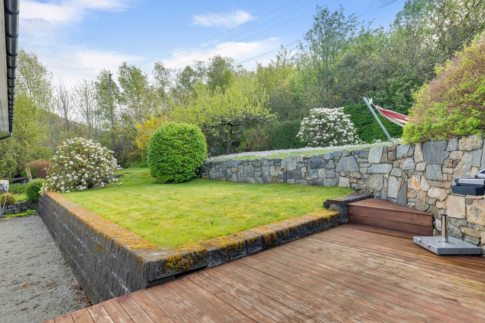 Beplantningen gir en myk overgang mellom terrasse og hage, og rammer inn uteplassen på en fin måte. Galleribilde